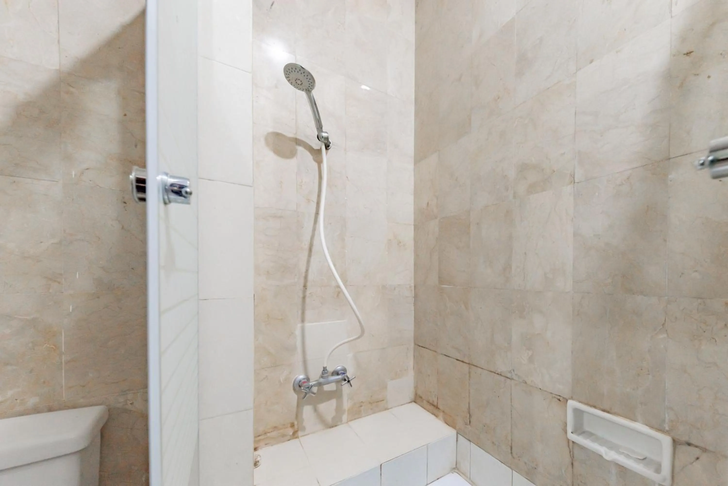 Bathroom in Urbanview De Ethnic Hotel Bandung by RedDoorz