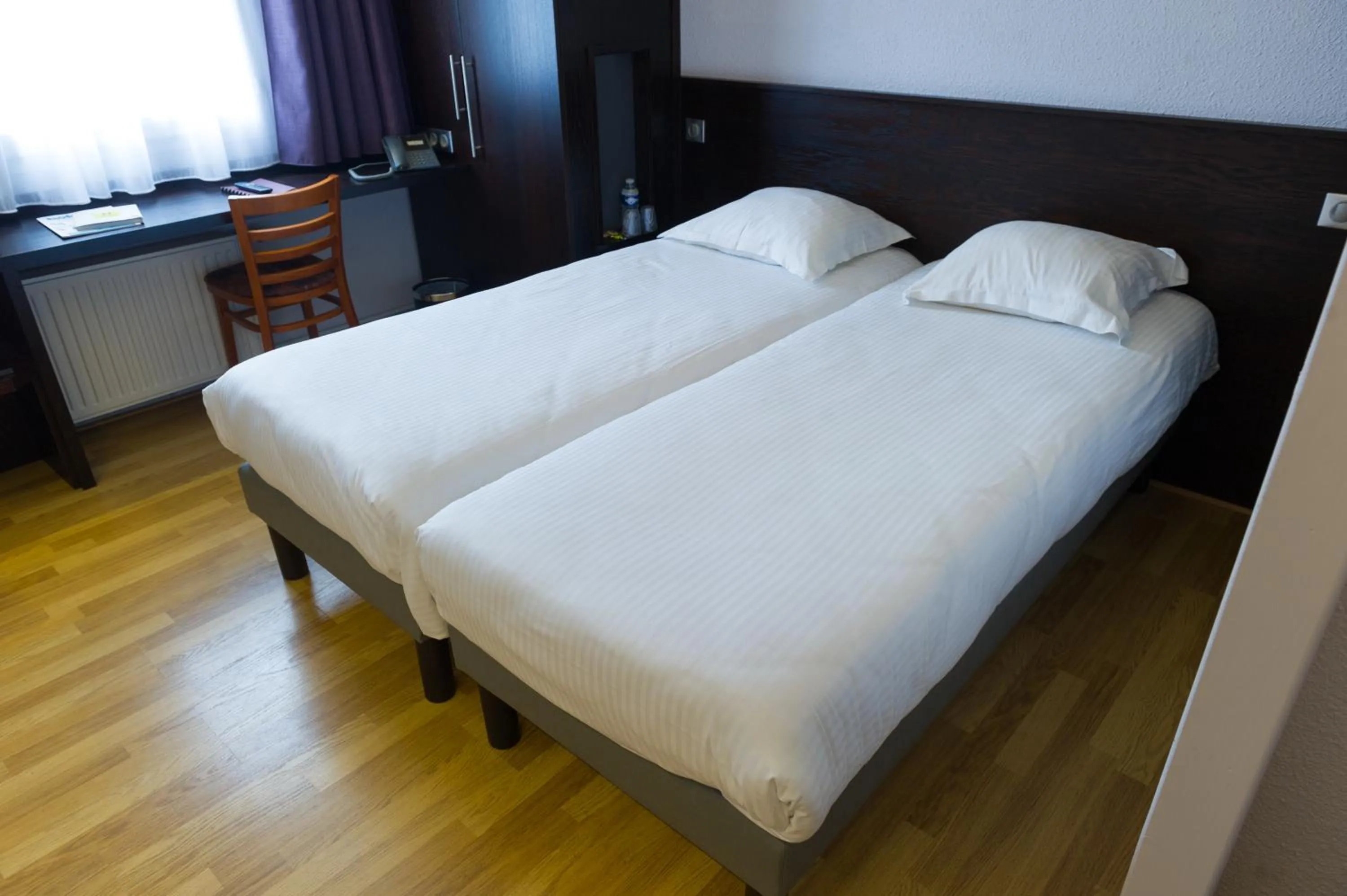 Bed in Cottage Logis Hôtel - Restaurant