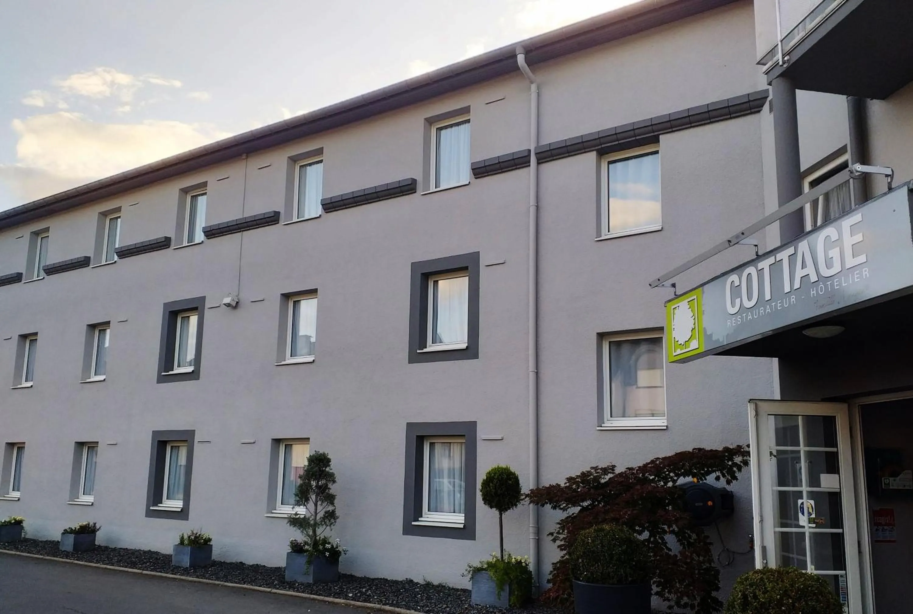 Facade/entrance in Cottage Logis Hôtel - Restaurant