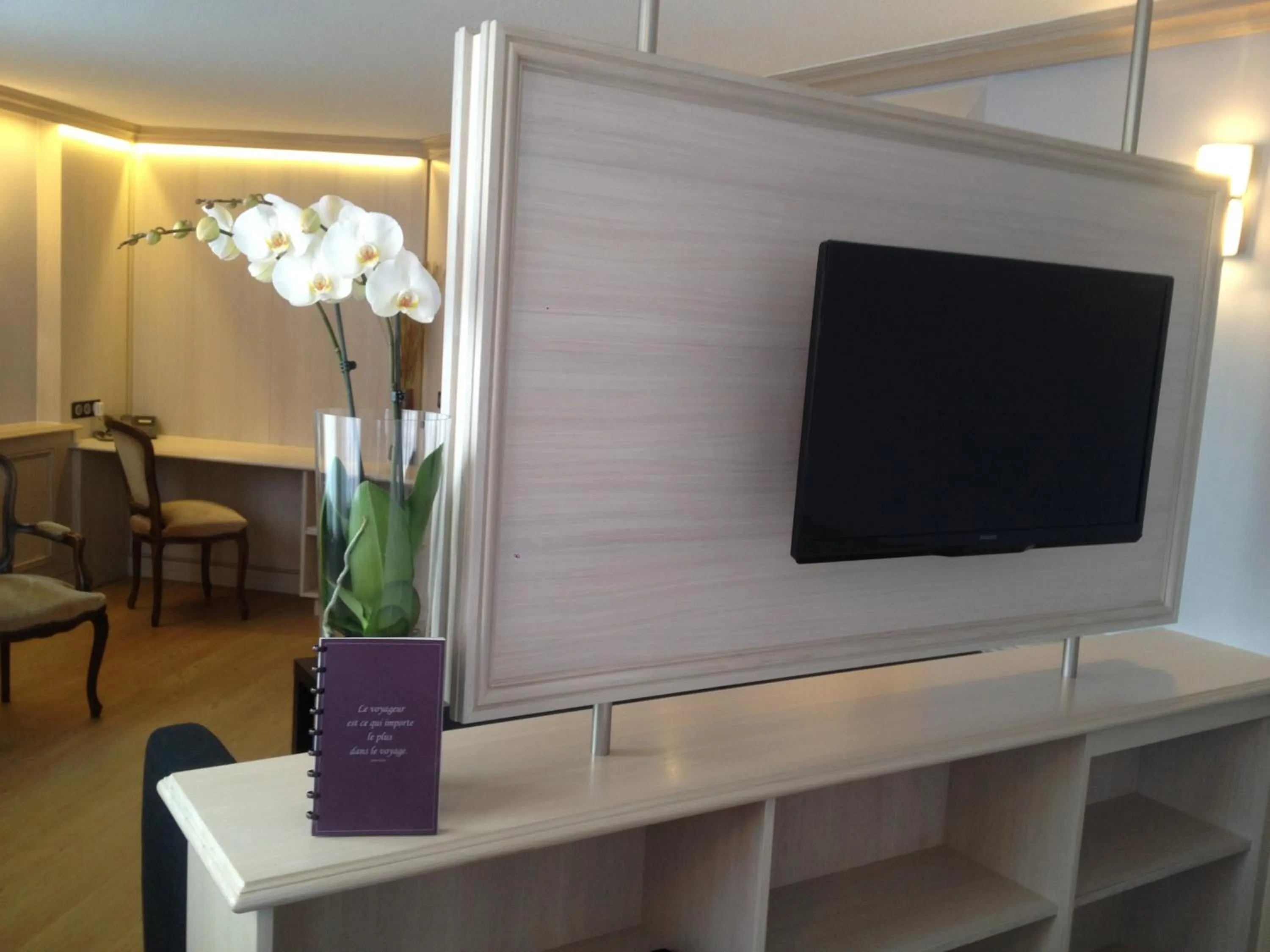 TV and multimedia in Cottage Logis Hôtel - Restaurant