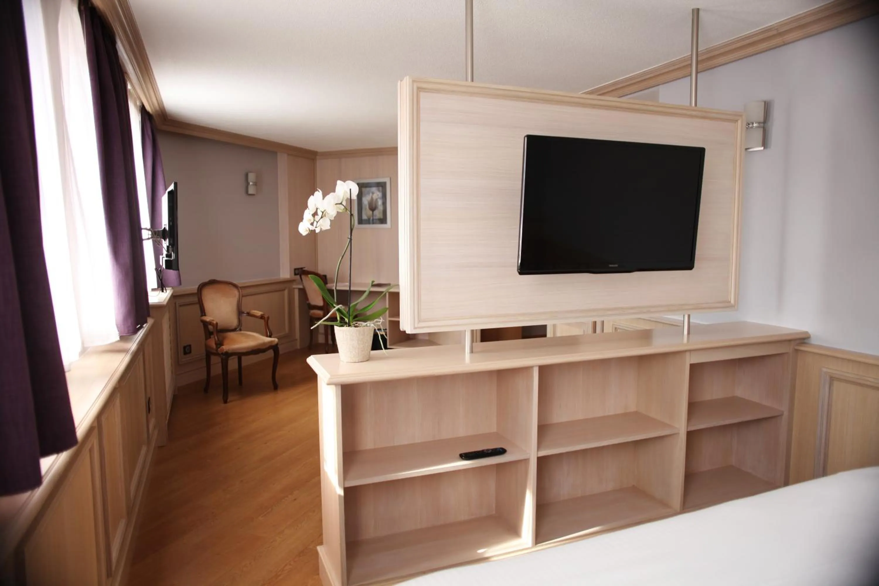 TV and multimedia in Cottage Logis Hôtel - Restaurant