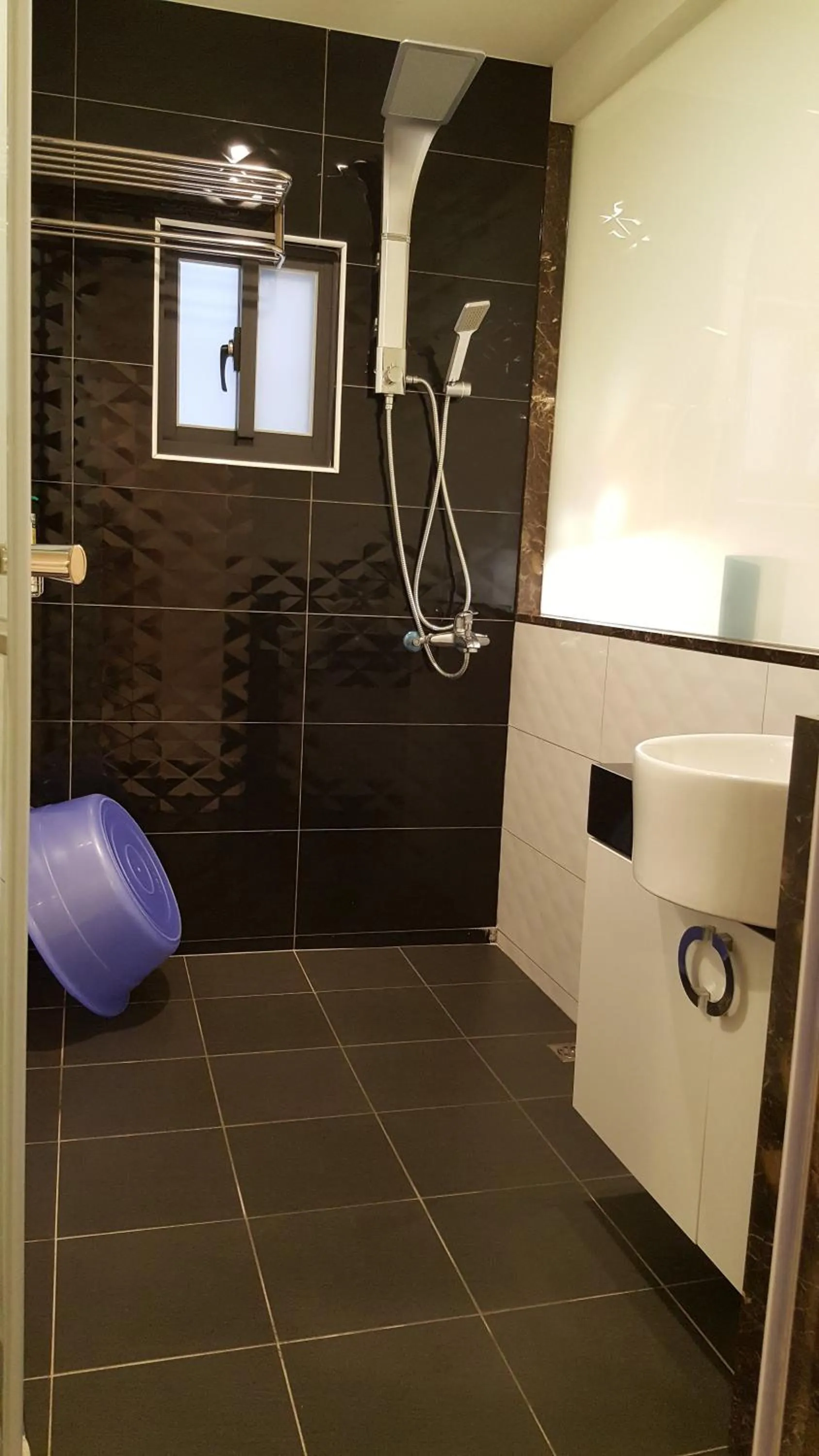 Shower in Qinbian B&B