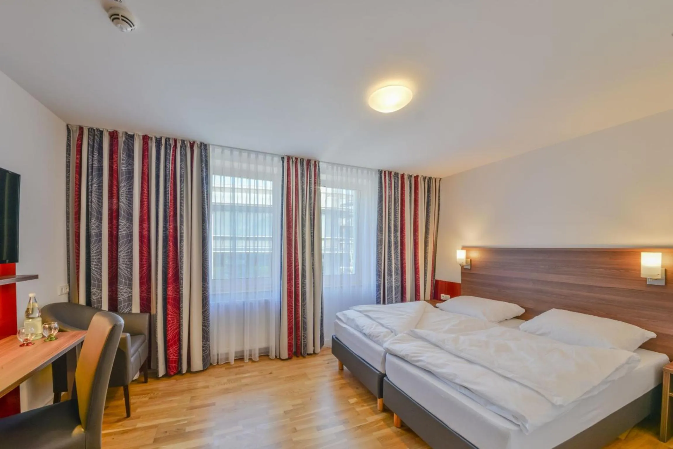 Bedroom, Bed in City Hotel Wetzlar