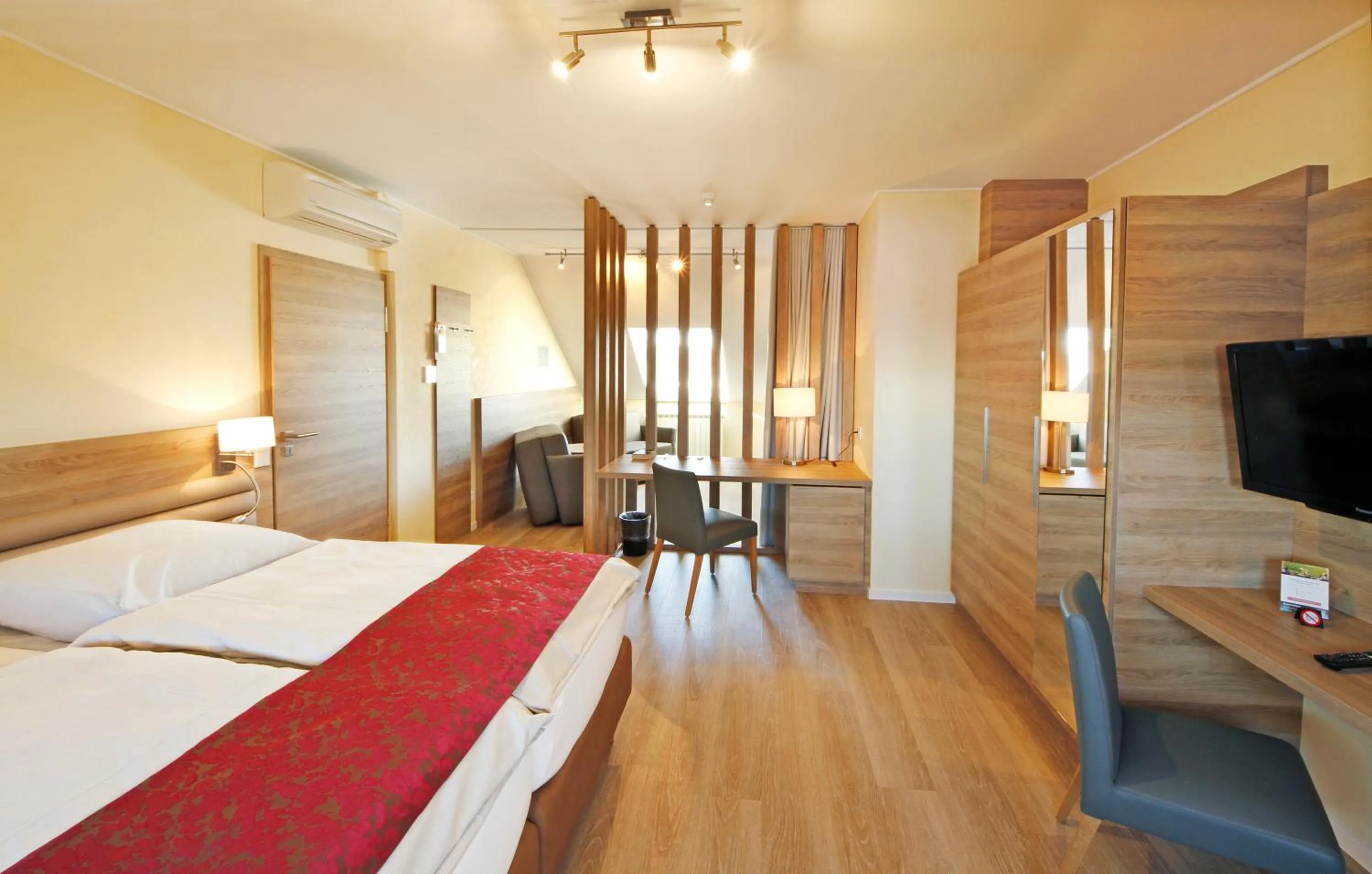 Photo of the whole room, Bed in Hotel Saint Fiacre