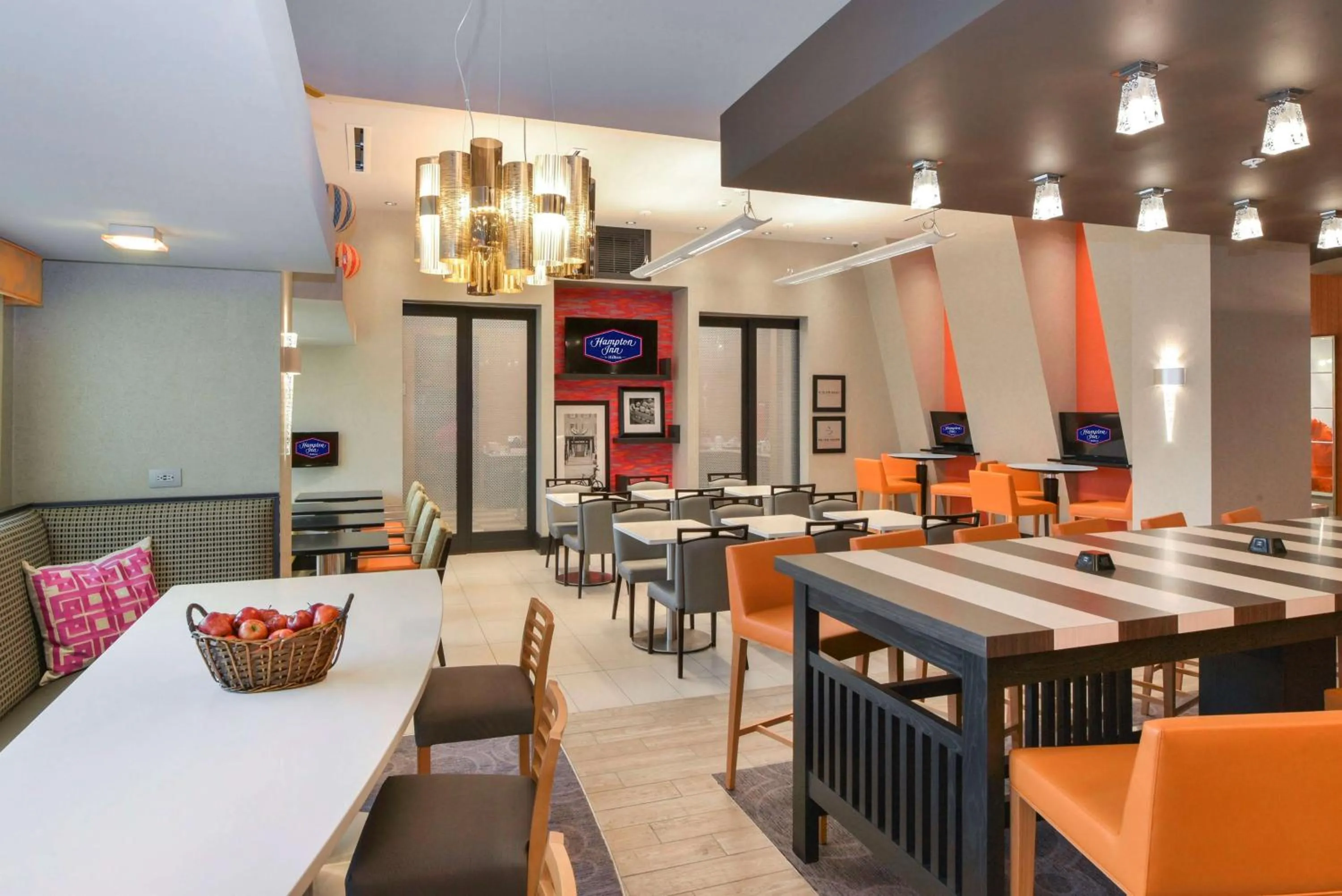 Dining area in Hampton Inn Lumberton, NC