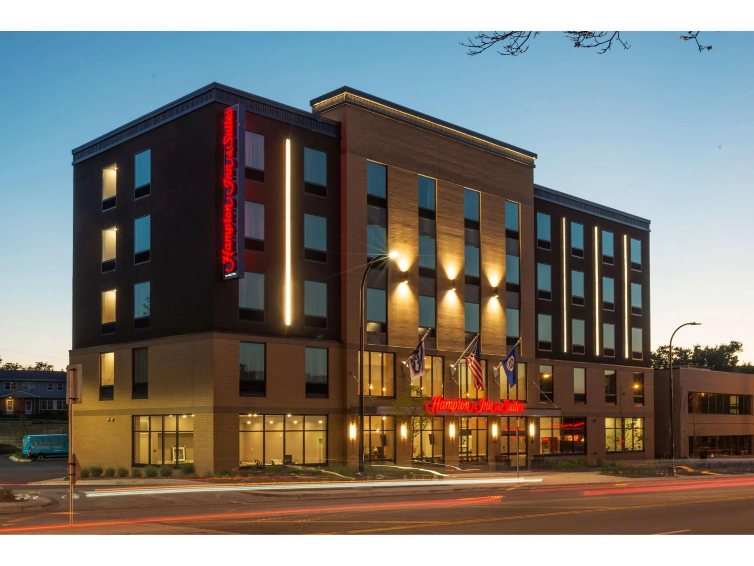 Property building in Hampton Inn and Suites Minneapolis University Area, MN