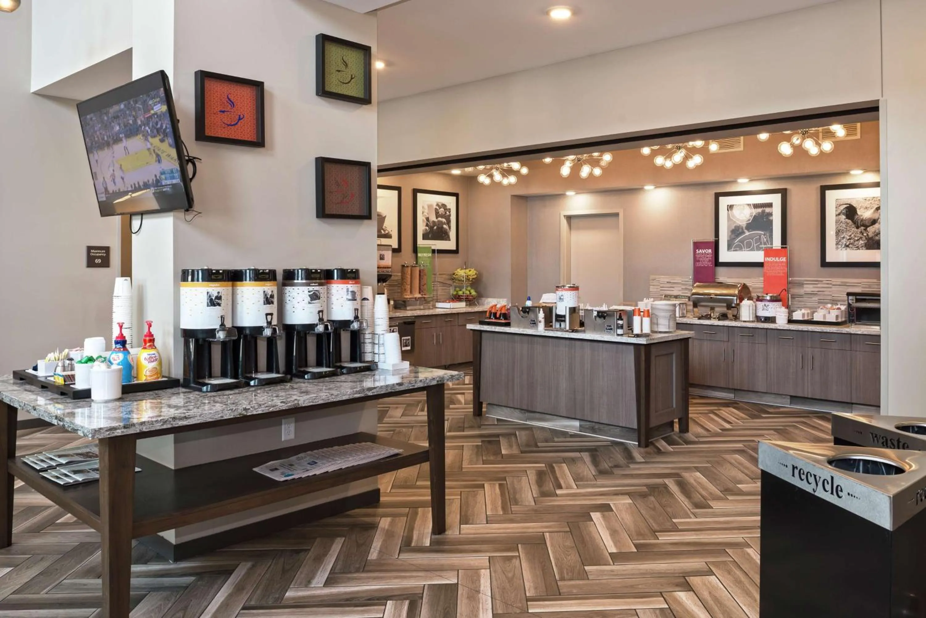 Dining area in Hampton Inn and Suites Minneapolis University Area, MN