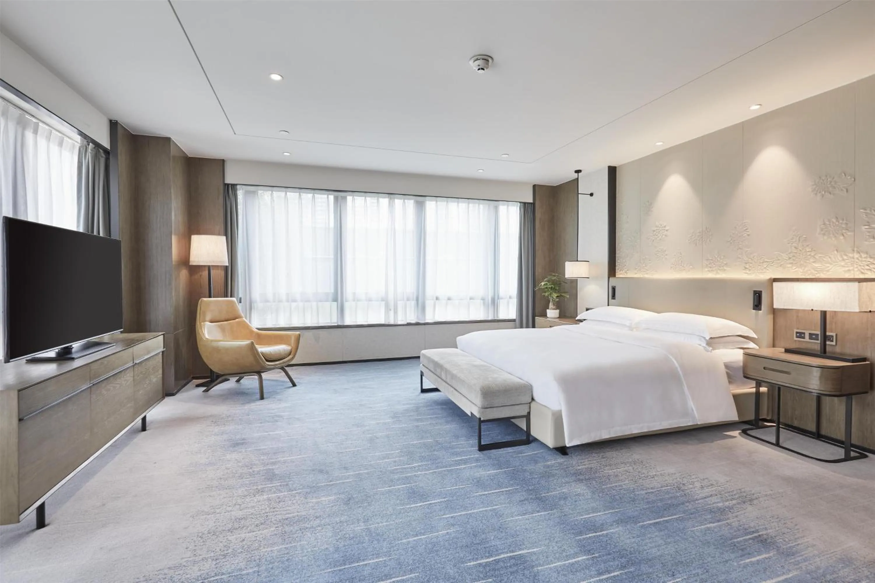 Bed in DoubleTree by Hilton Hotel Shenzhen Longhua