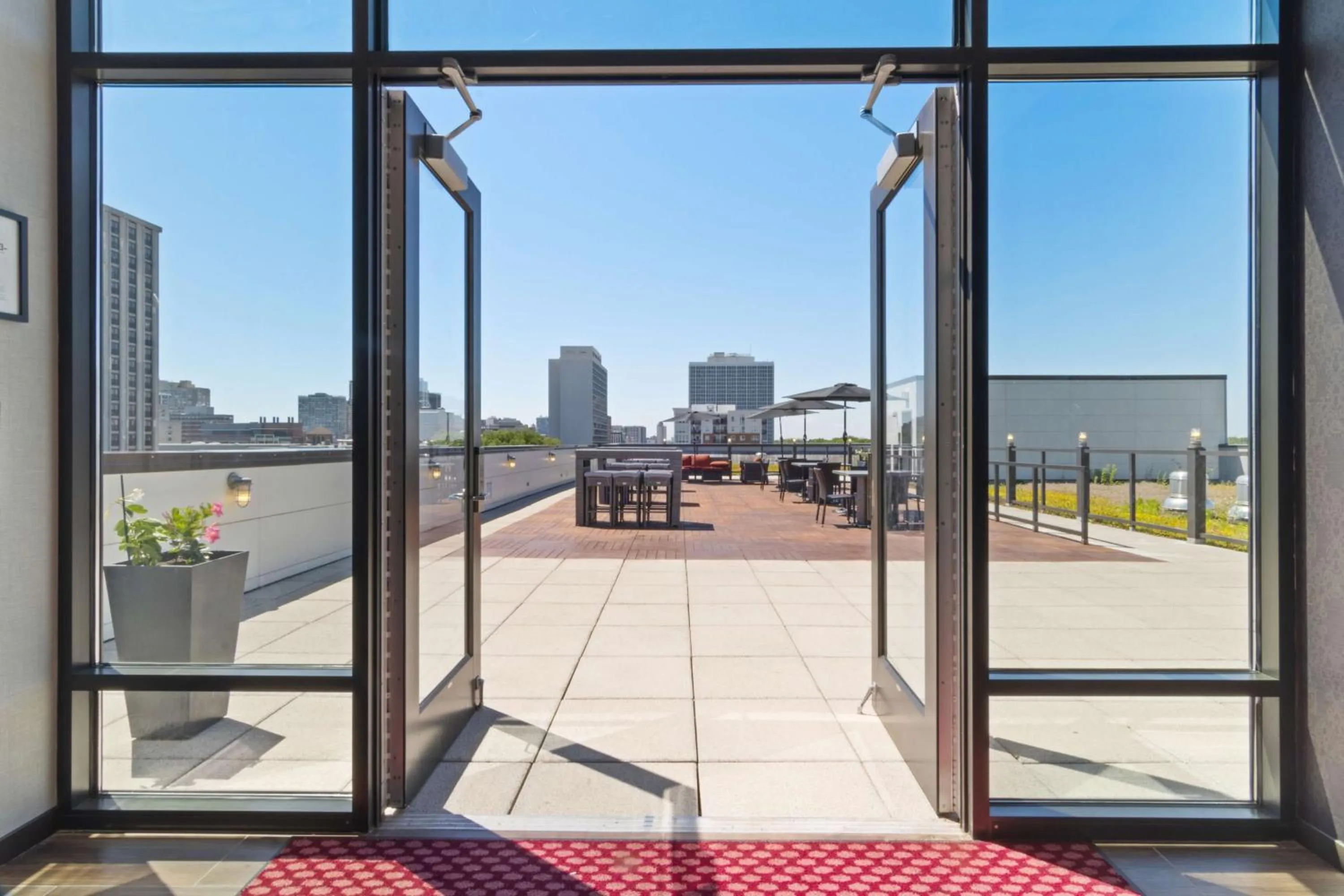 Patio in Hampton Inn Chicago North-Loyola Station, Il