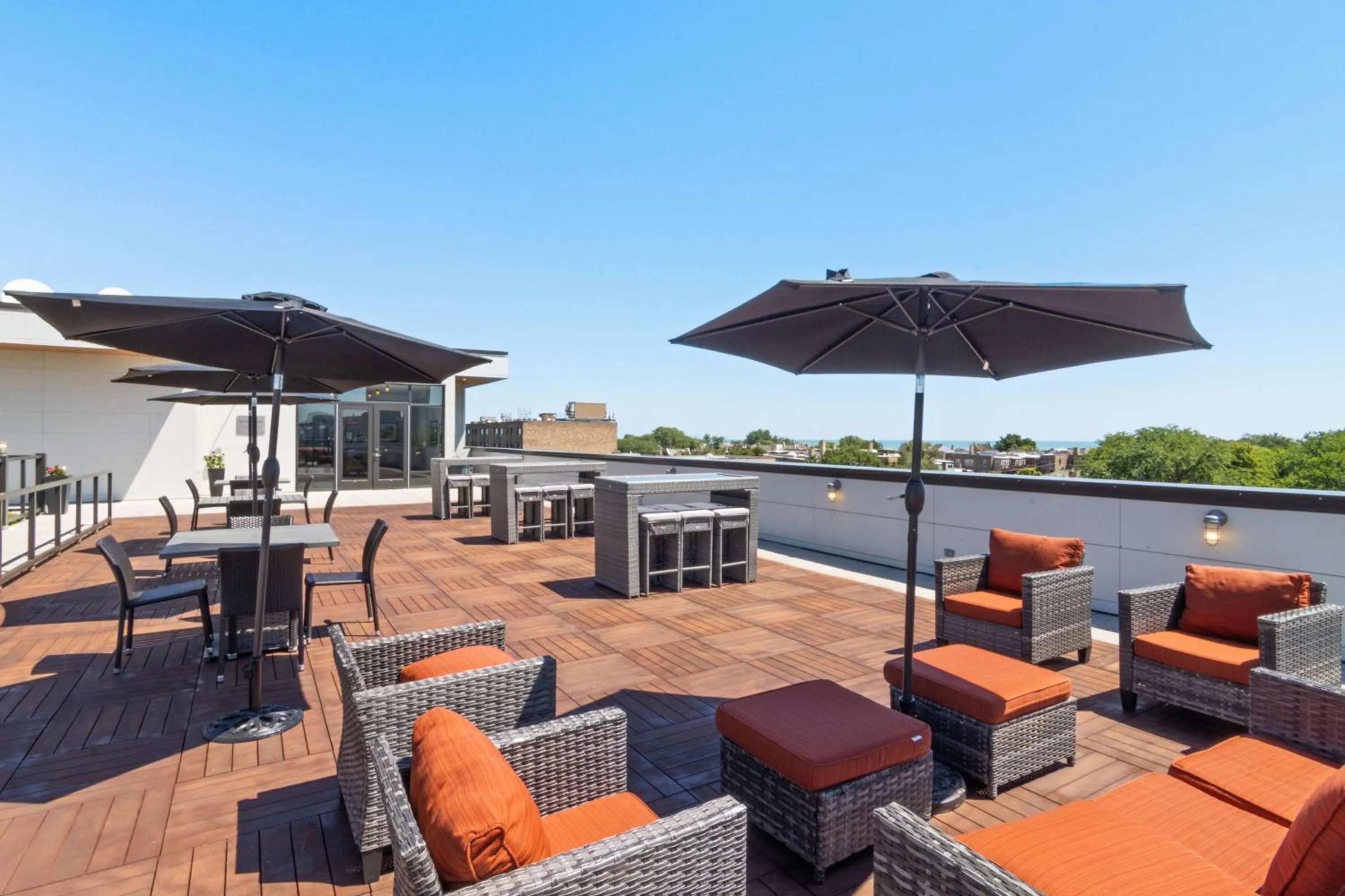 Patio in Hampton Inn Chicago North-Loyola Station, Il