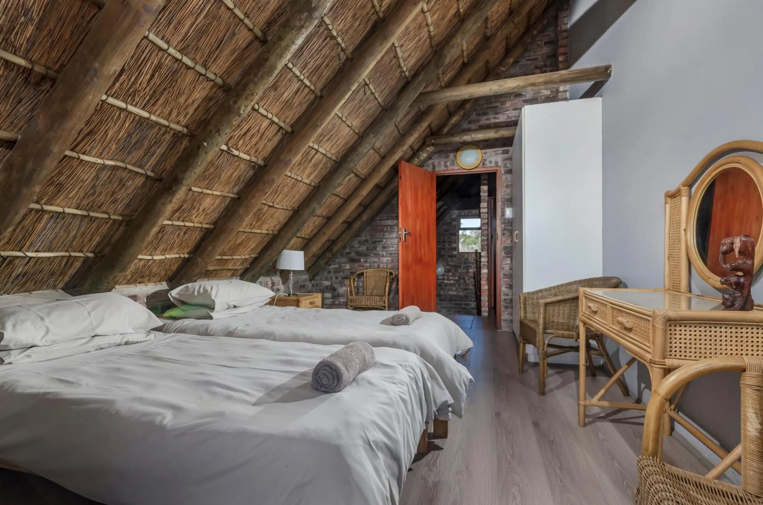 Photo of the whole room, Bed in Kragga Kamma Game Park