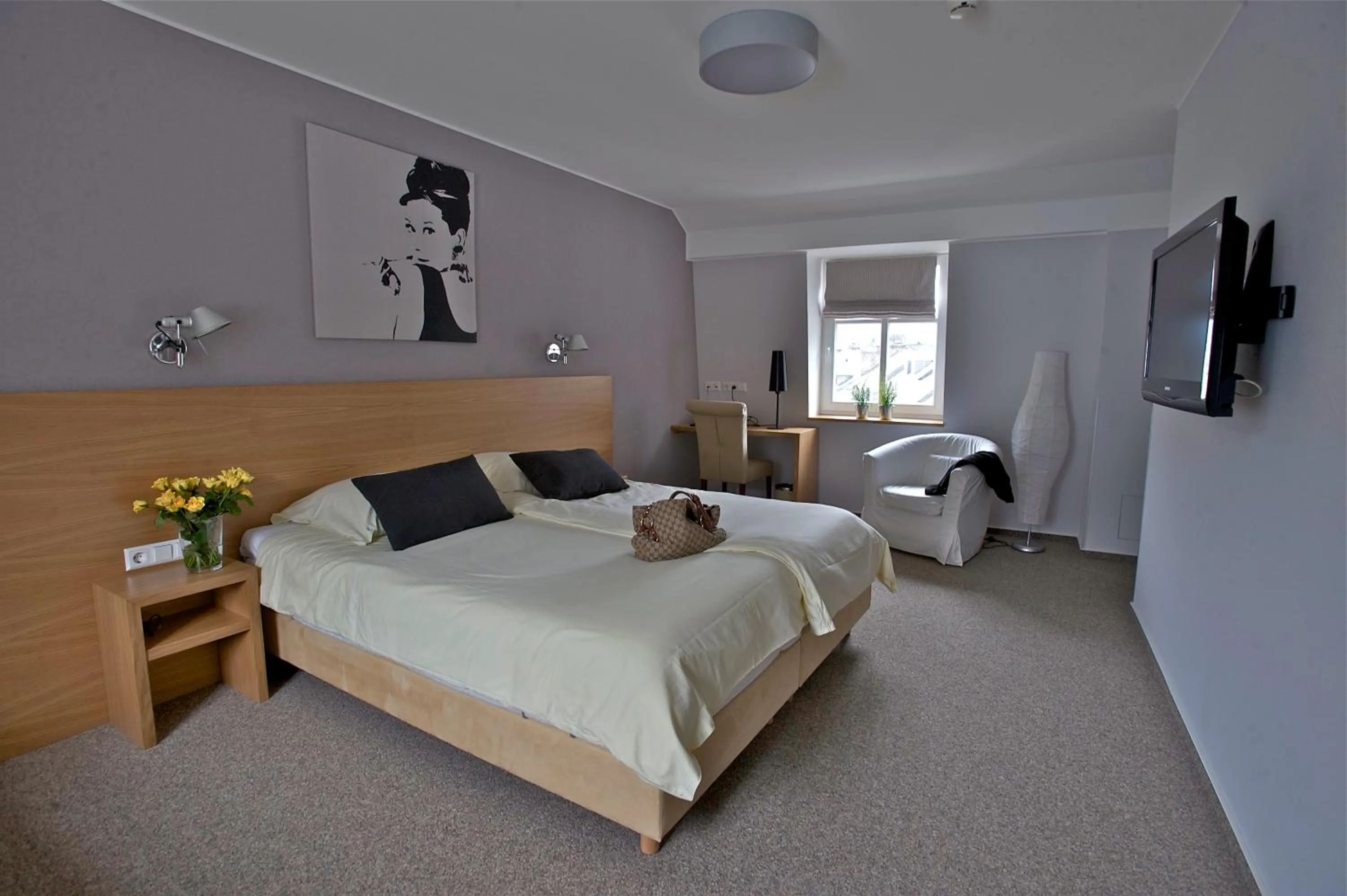 Photo of the whole room, Bed in Hôtel - Restaurant " Victor Hugo"