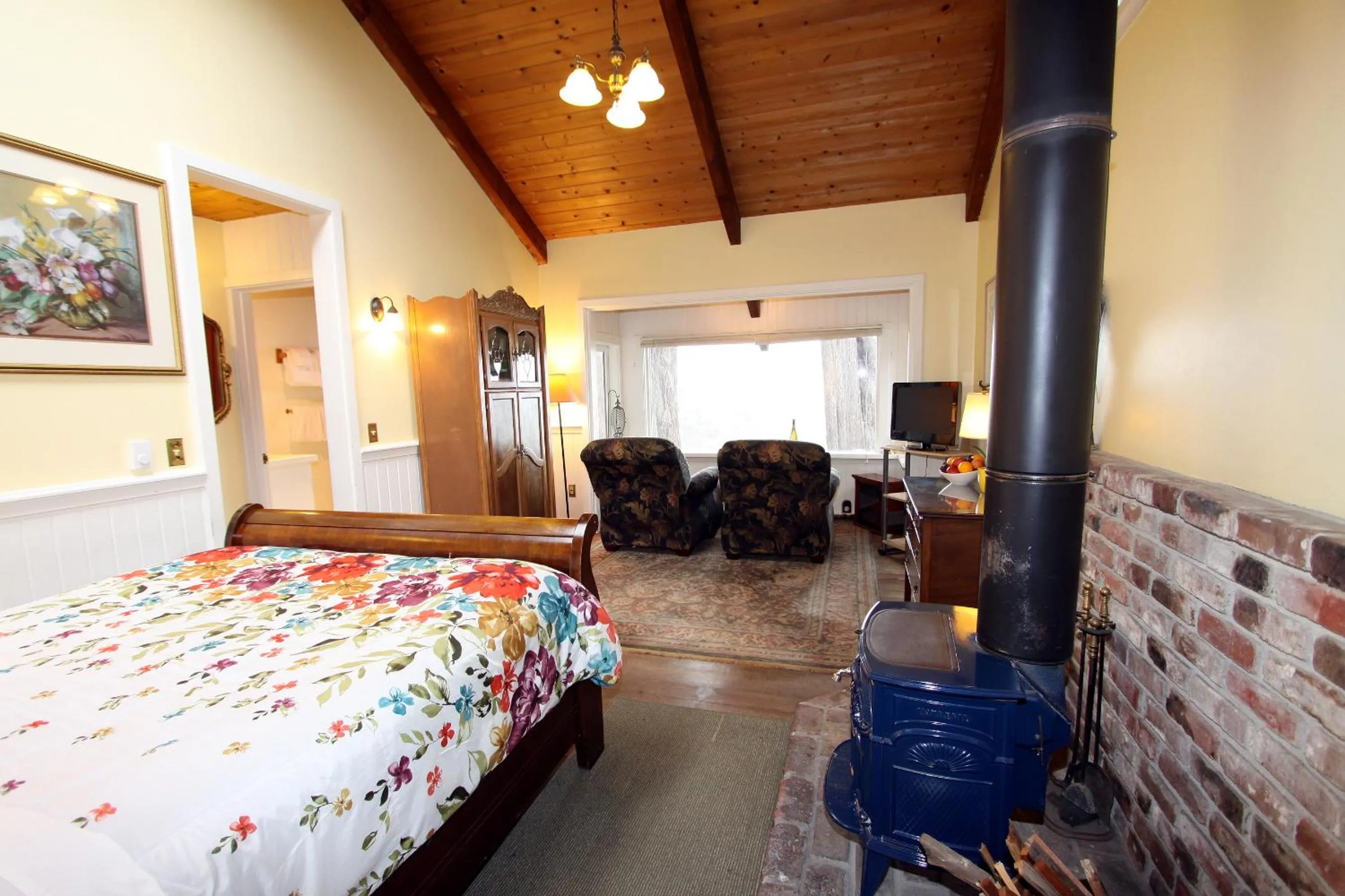 Photo of the whole room, Bed in Elk Cove Inn & Spa