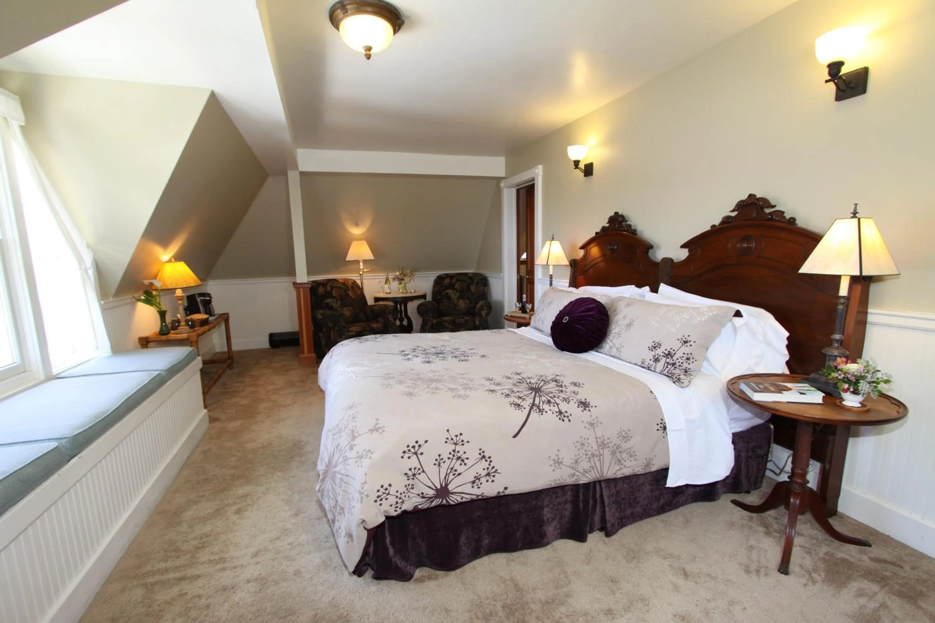 Bedroom, Bed in Elk Cove Inn & Spa