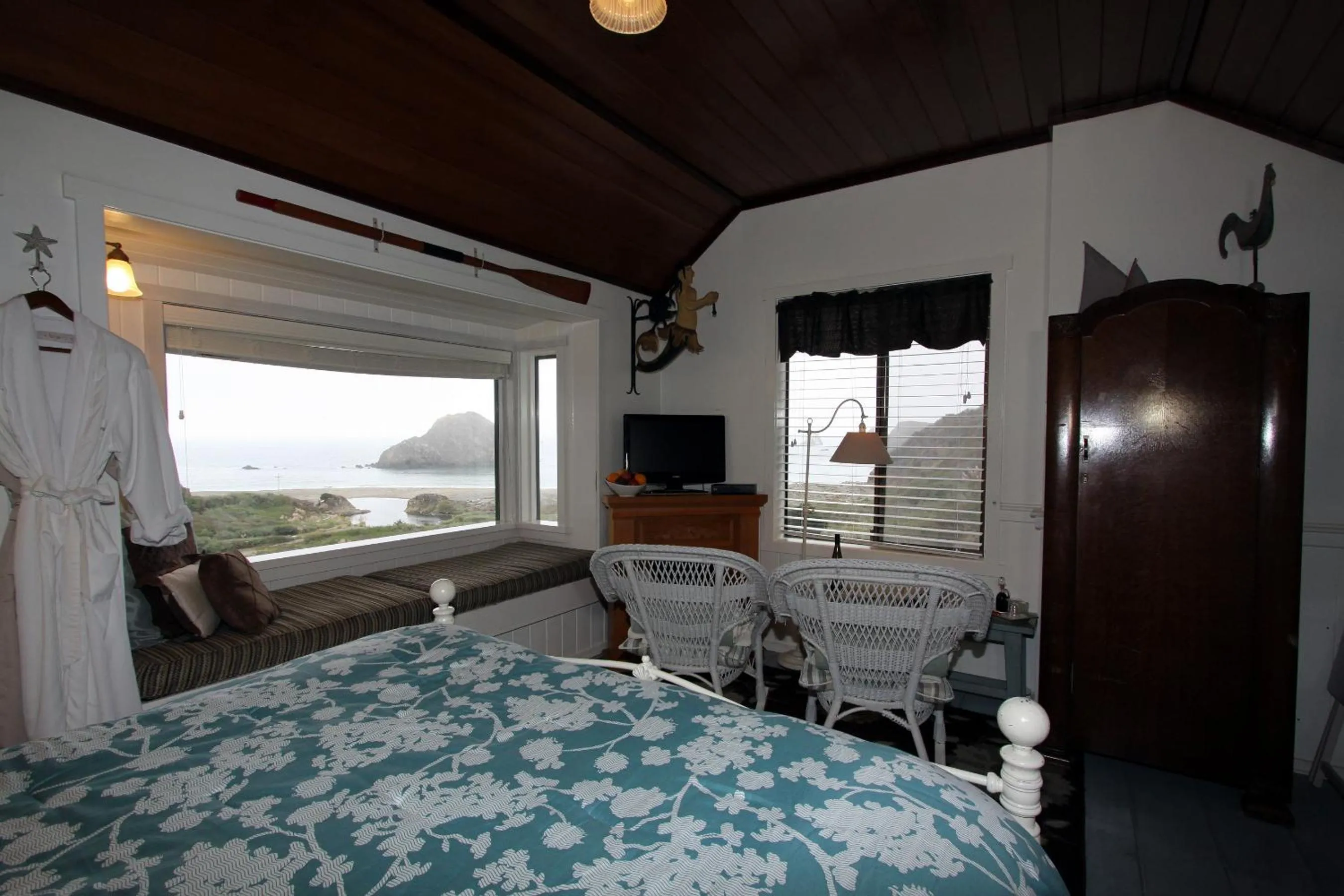 Photo of the whole room, Bed in Elk Cove Inn & Spa