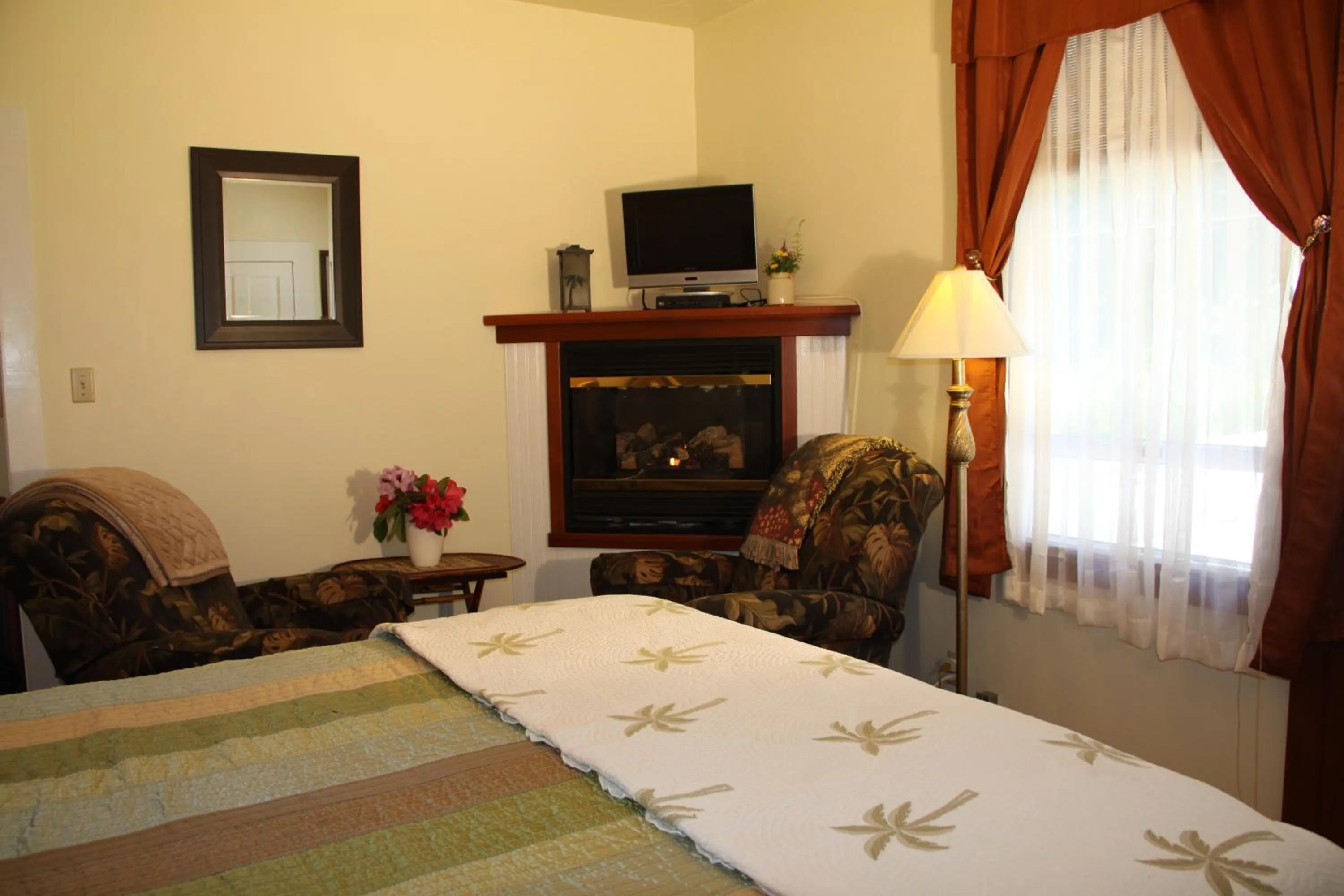 TV and multimedia, Bed in Elk Cove Inn & Spa