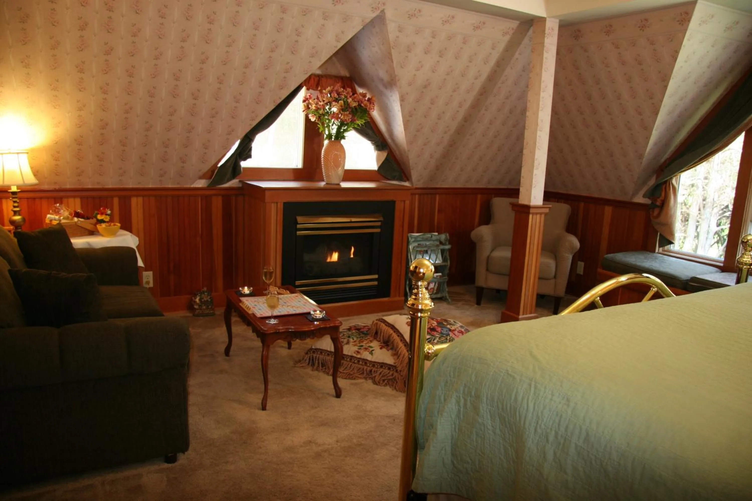 Seating area, Bed in Elk Cove Inn & Spa
