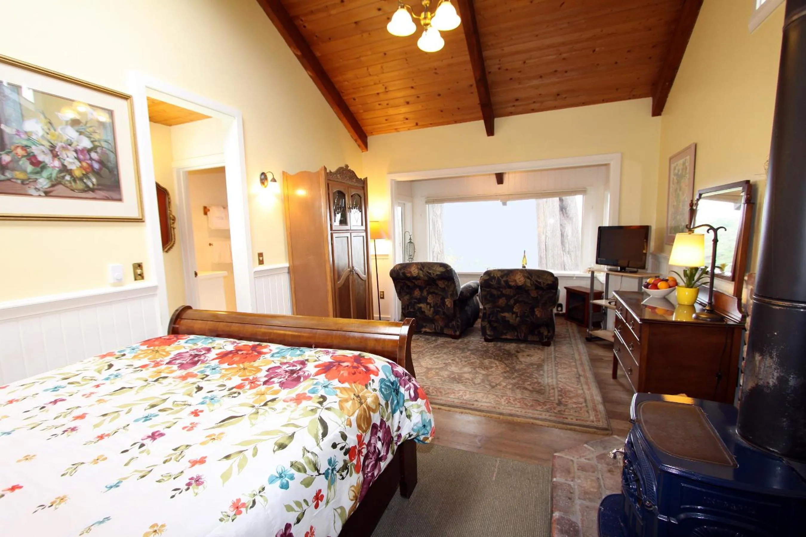 Seating area, Bed in Elk Cove Inn & Spa