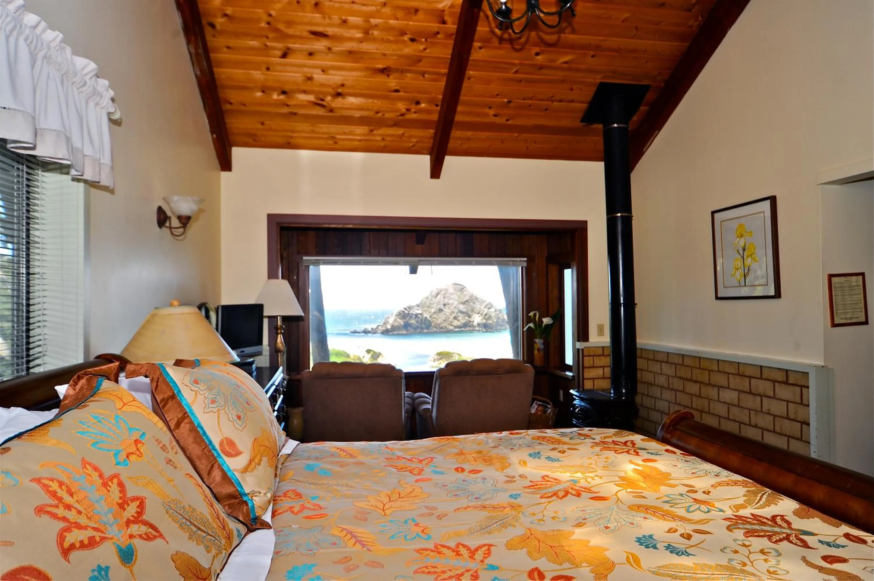 Photo of the whole room, Bed in Elk Cove Inn & Spa