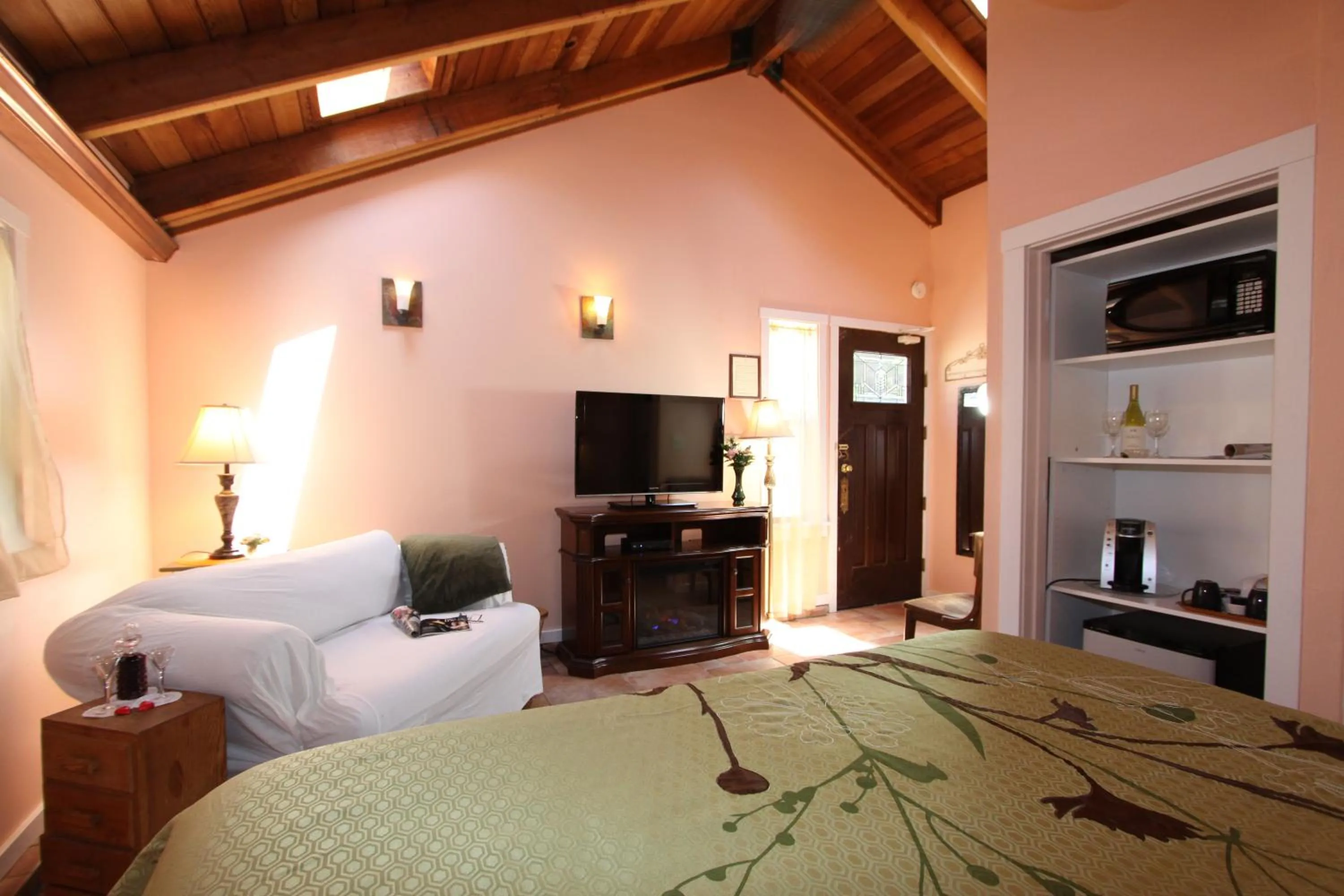 Seating area, Bed in Elk Cove Inn & Spa