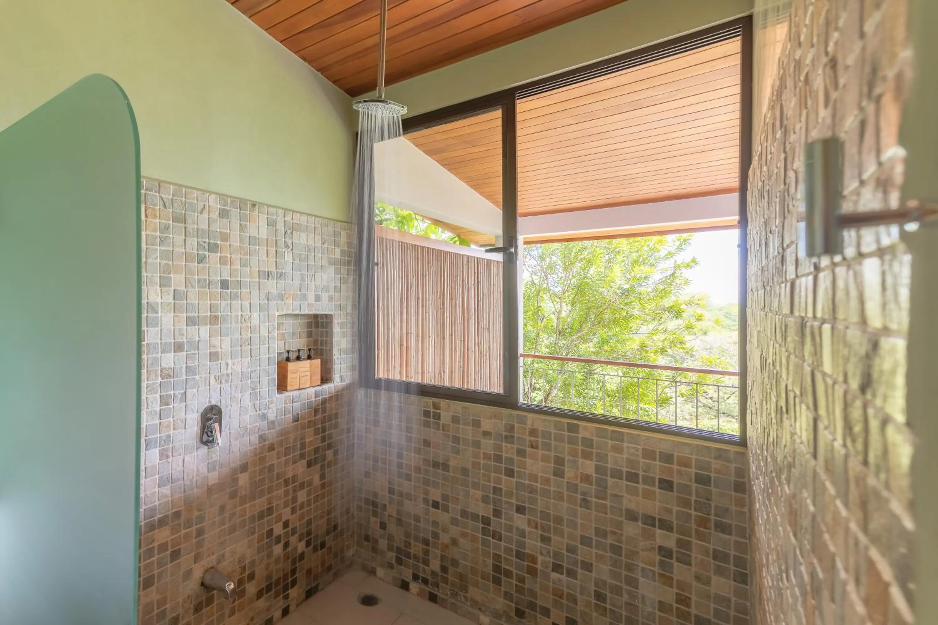 Shower in Hotel Boutique Lagarta Lodge