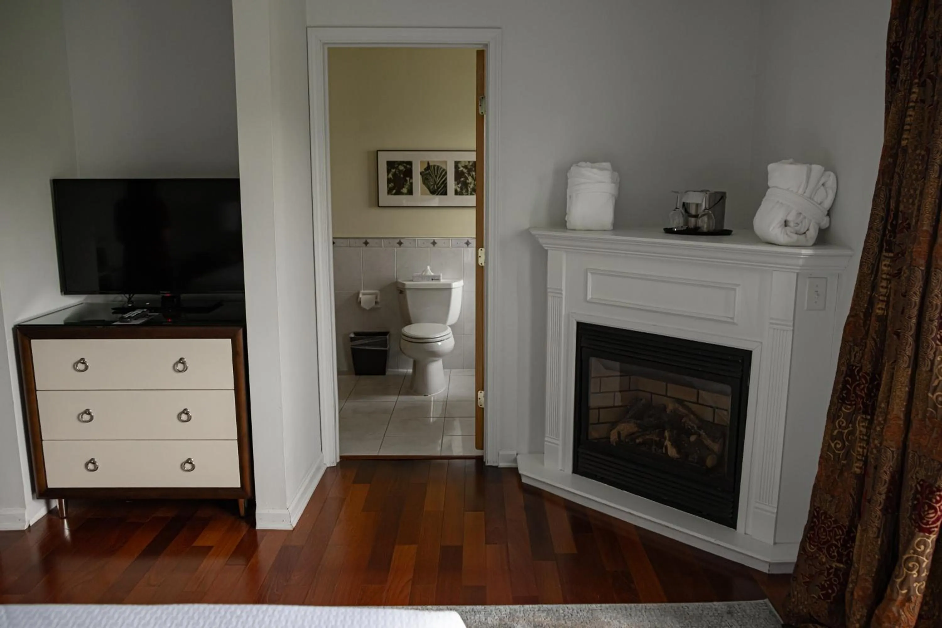 TV and multimedia in La Tourelle Inn & Spa