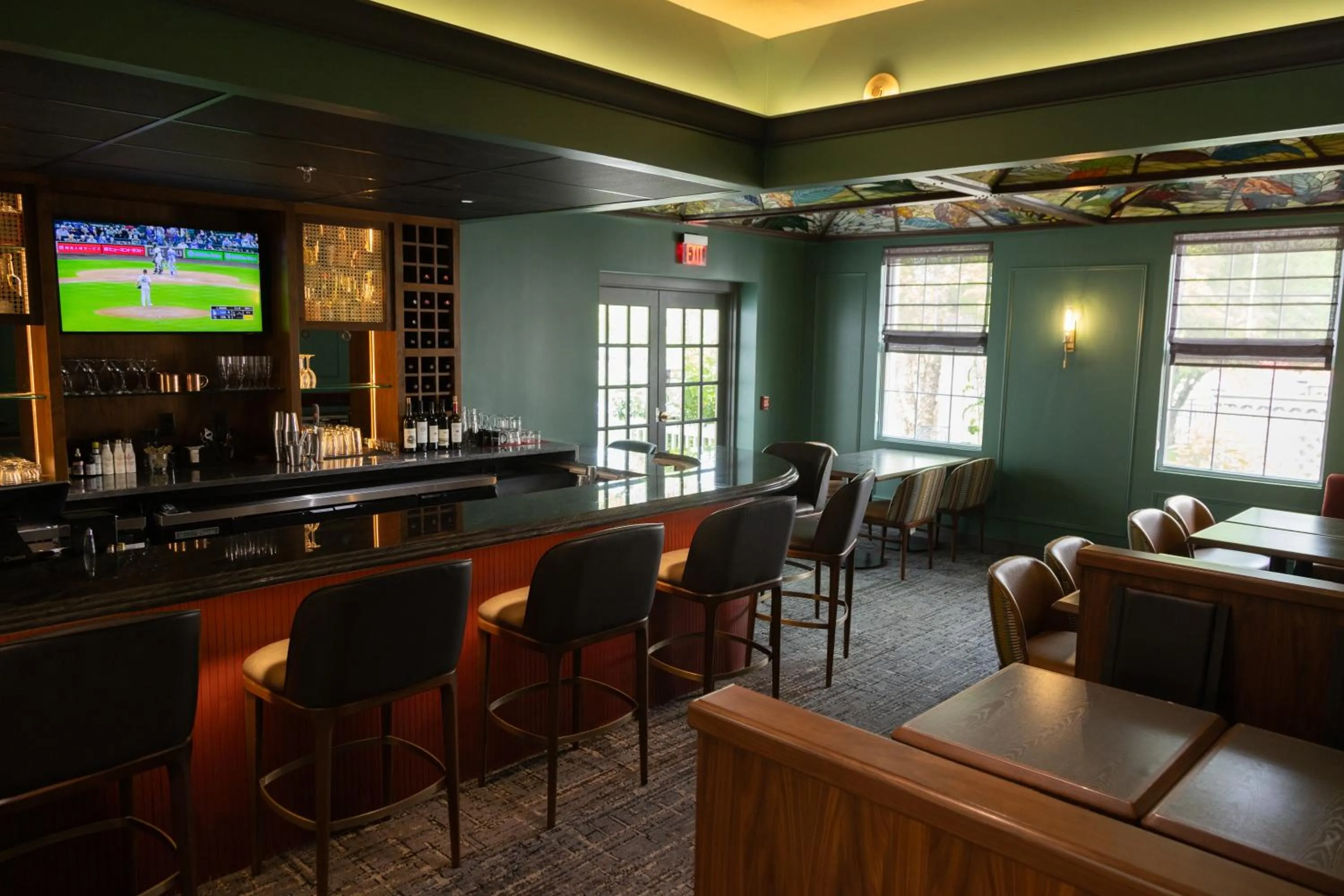 Lounge or bar in La Tourelle Inn & Spa