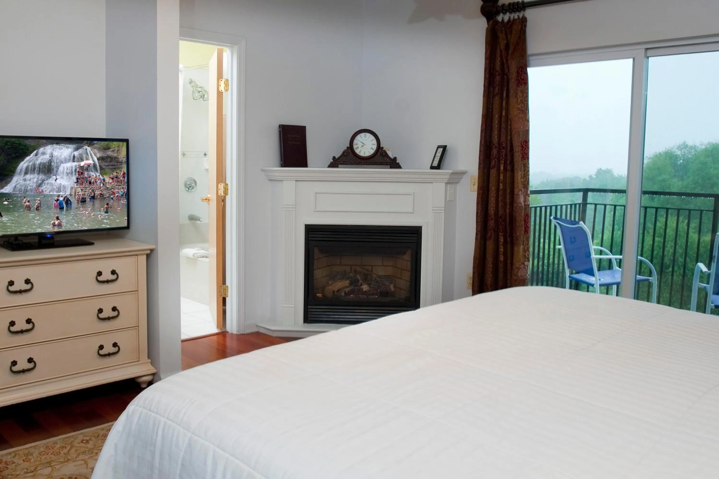 Photo of the whole room, Bed in La Tourelle Inn & Spa