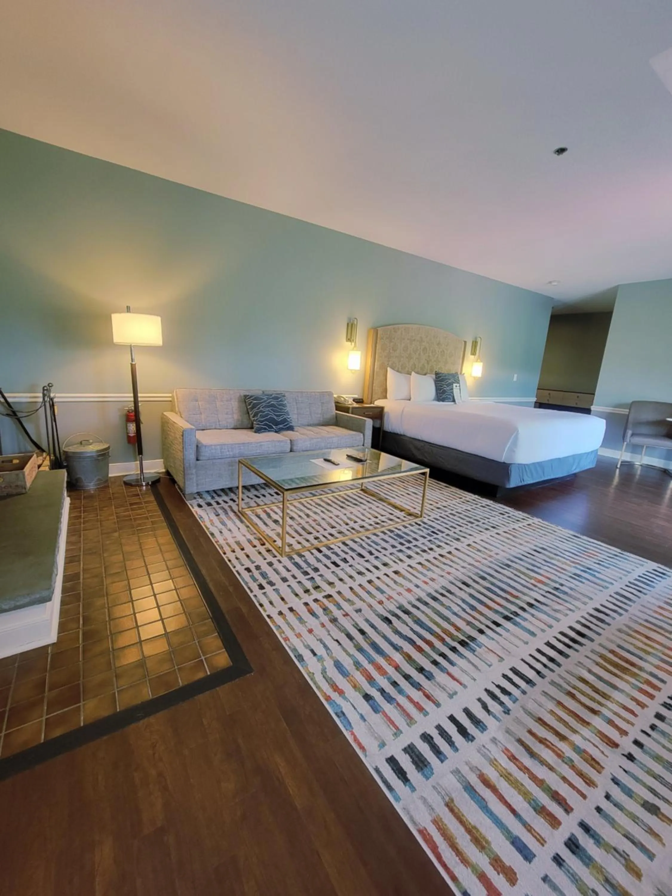 Seating area, Bed in La Tourelle Inn & Spa