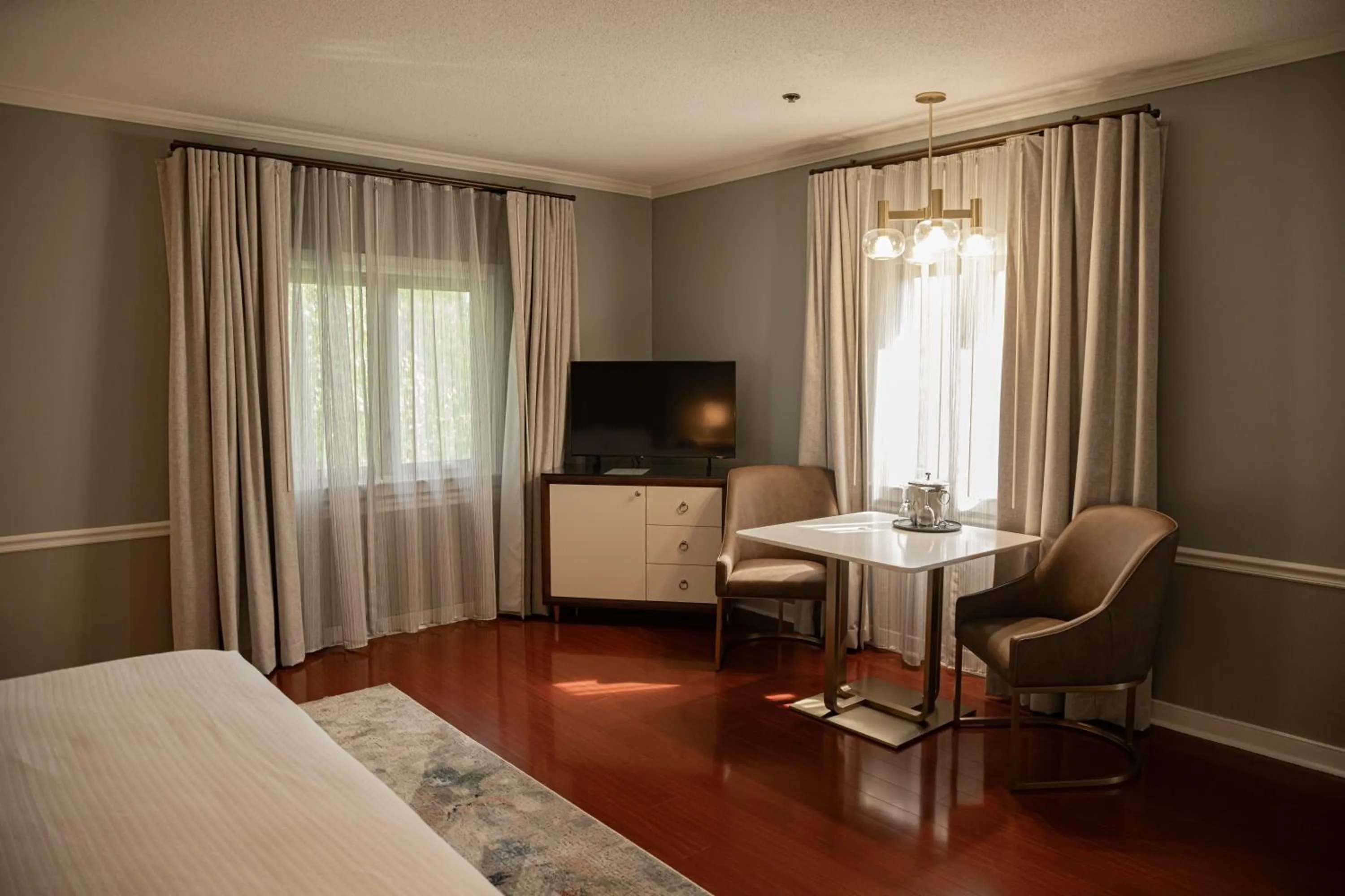 TV and multimedia, Bed in La Tourelle Inn & Spa