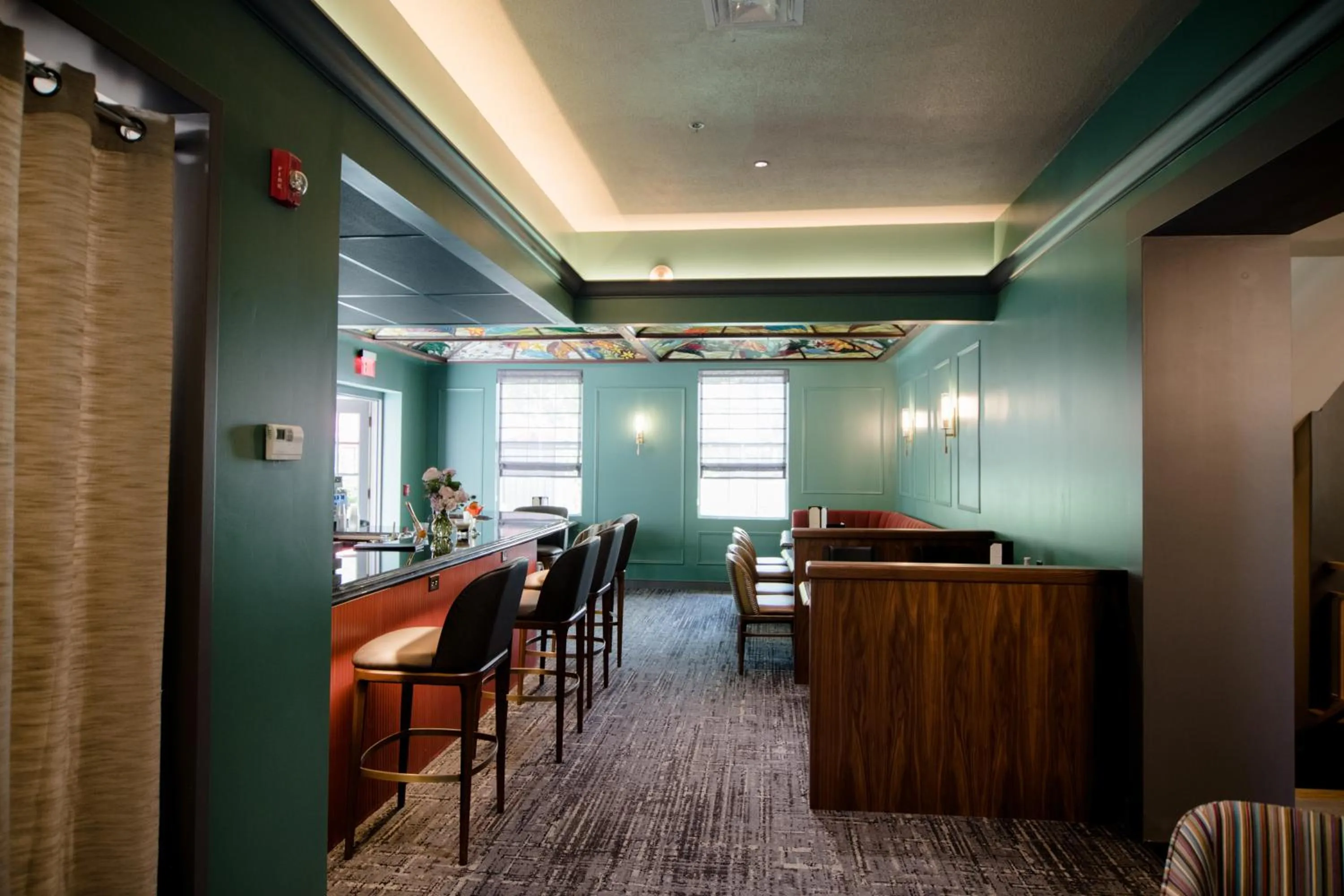 Lounge or bar in La Tourelle Inn & Spa