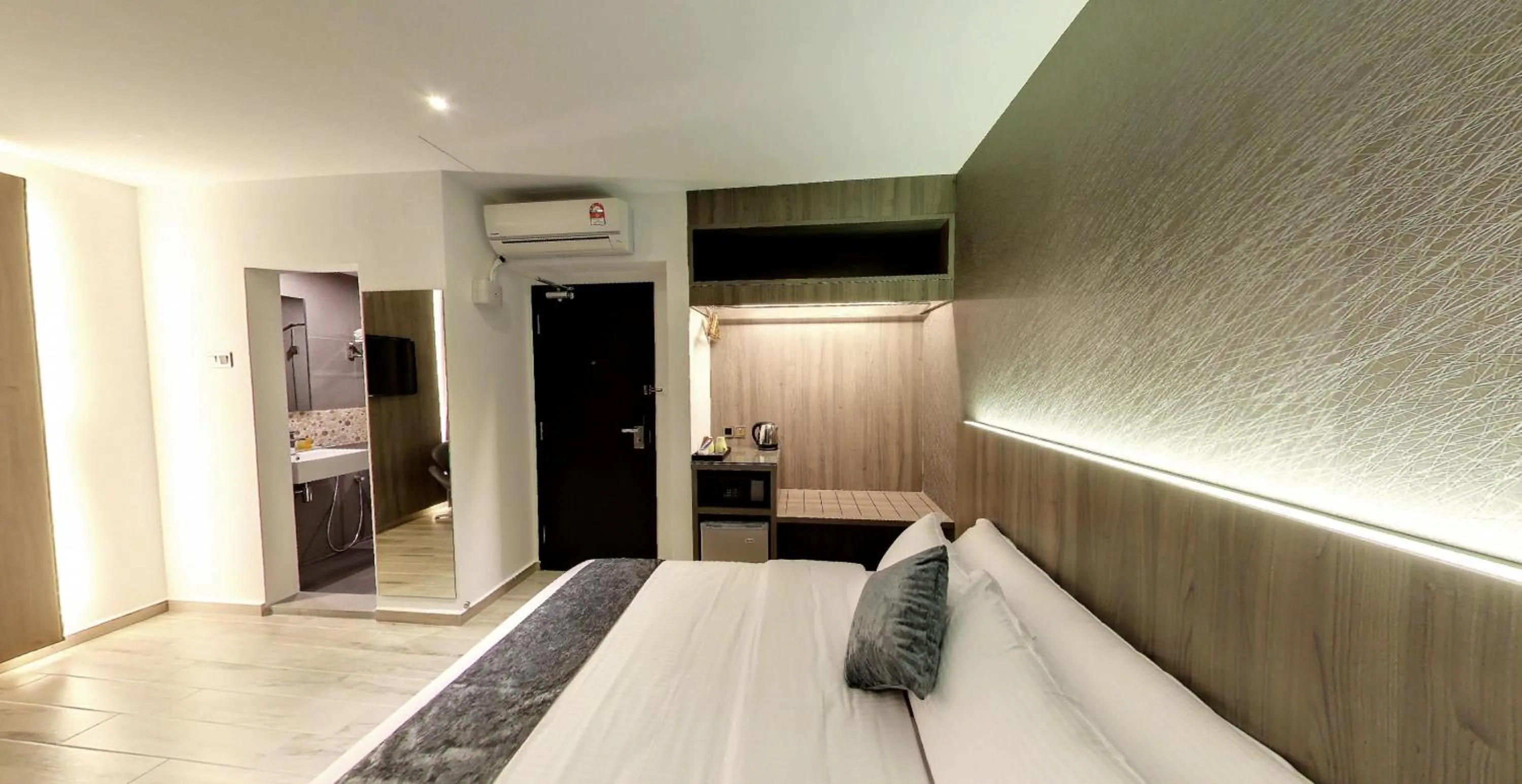 Coffee/tea facilities in Flora by Crossroads Hotel