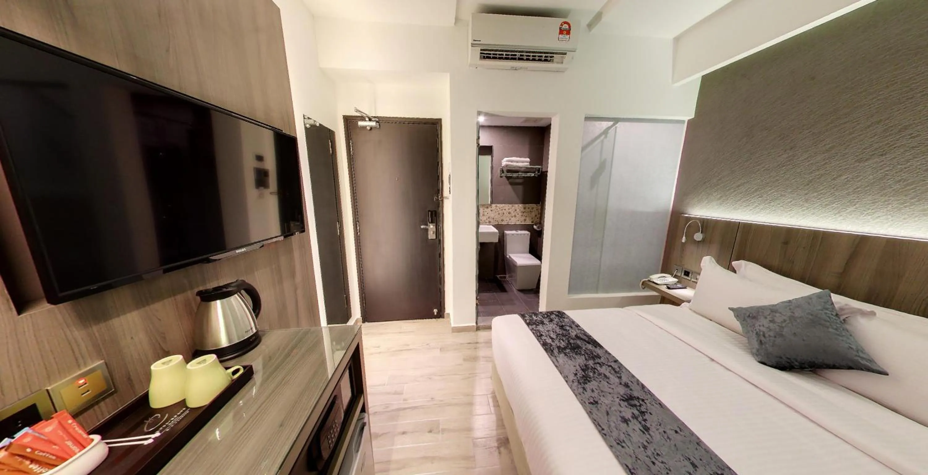 Coffee/tea facilities in Flora by Crossroads Hotel