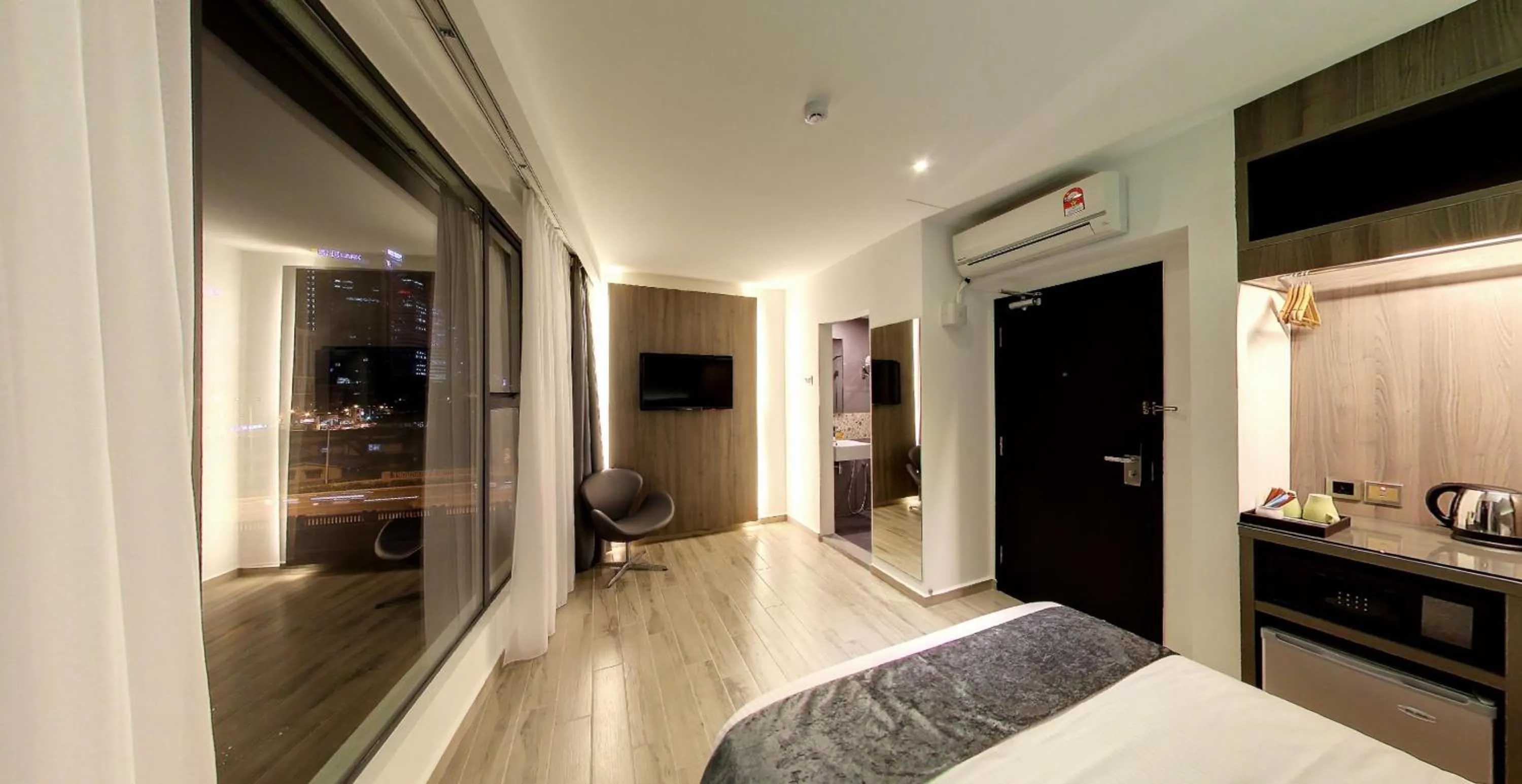 TV and multimedia in Flora by Crossroads Hotel