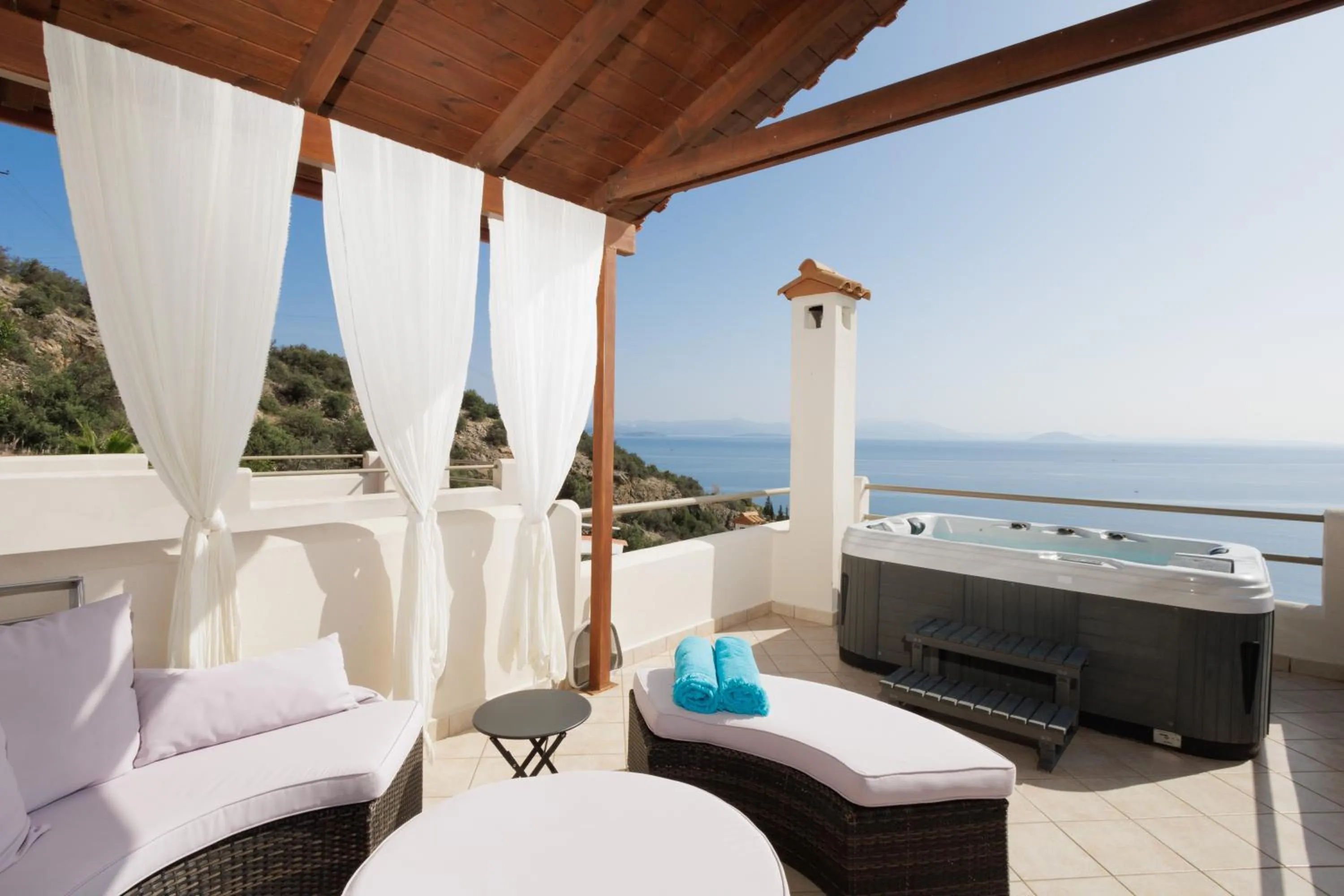 Hot Tub in Blue Horizon Suites