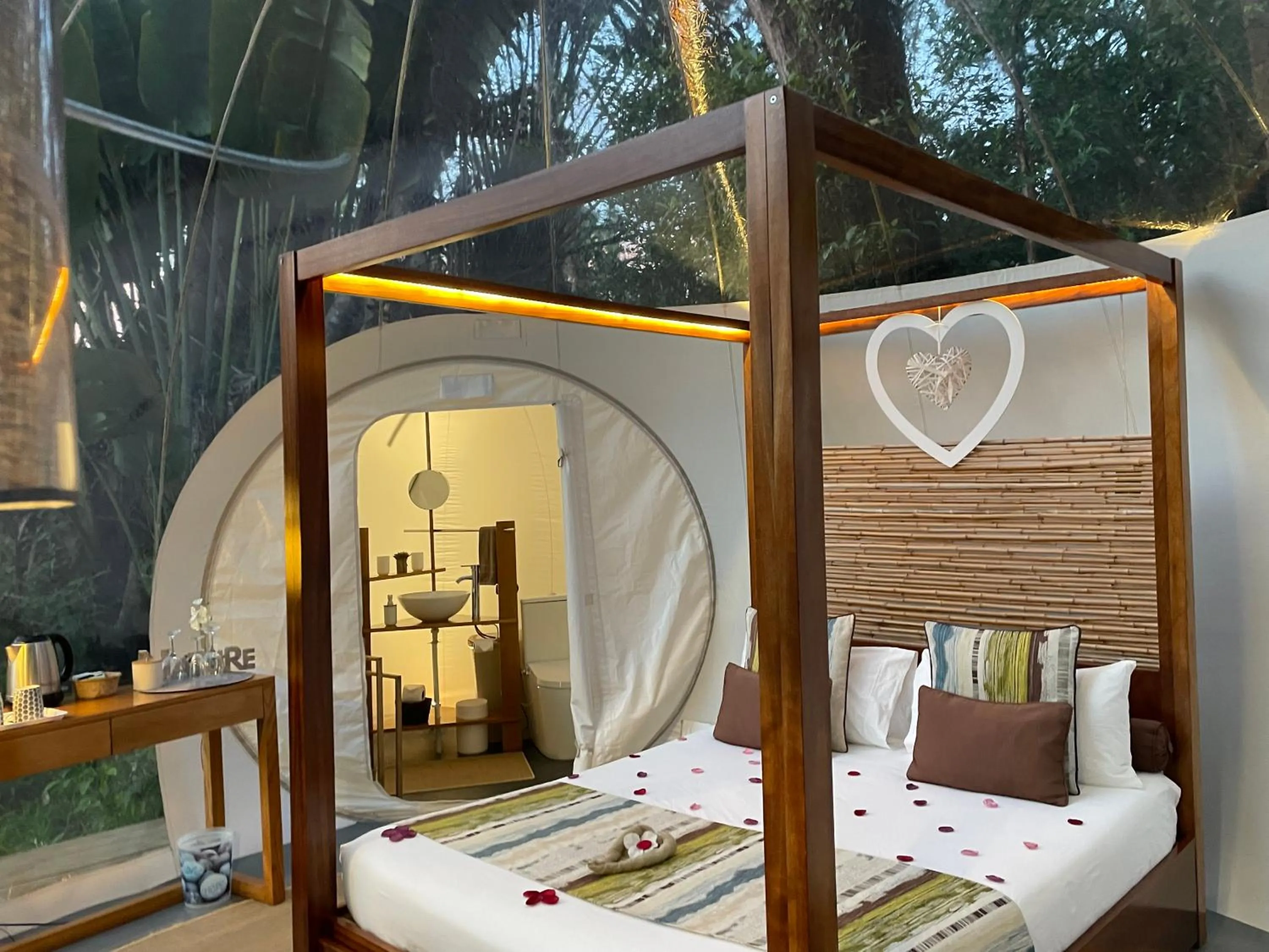 Photo of the whole room, Bed in Bubble Lodge Bois Chéri Plantation