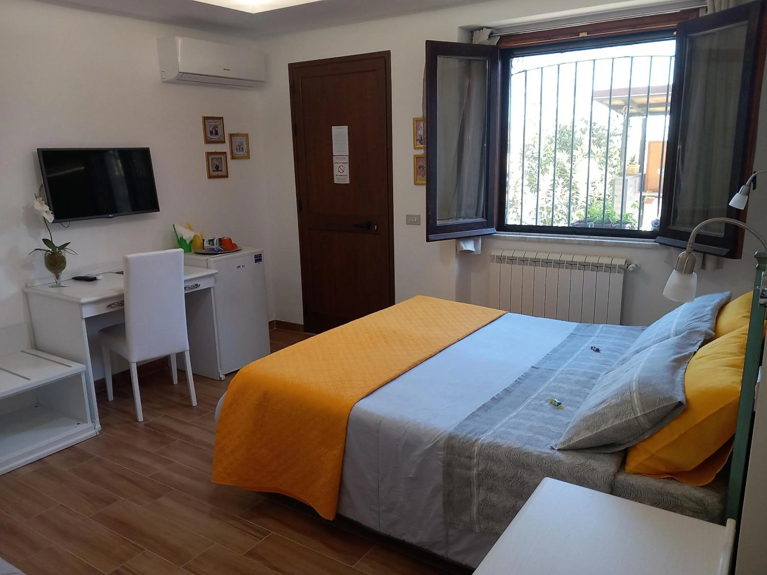 TV and multimedia, Bed in B&B Villa Letizia