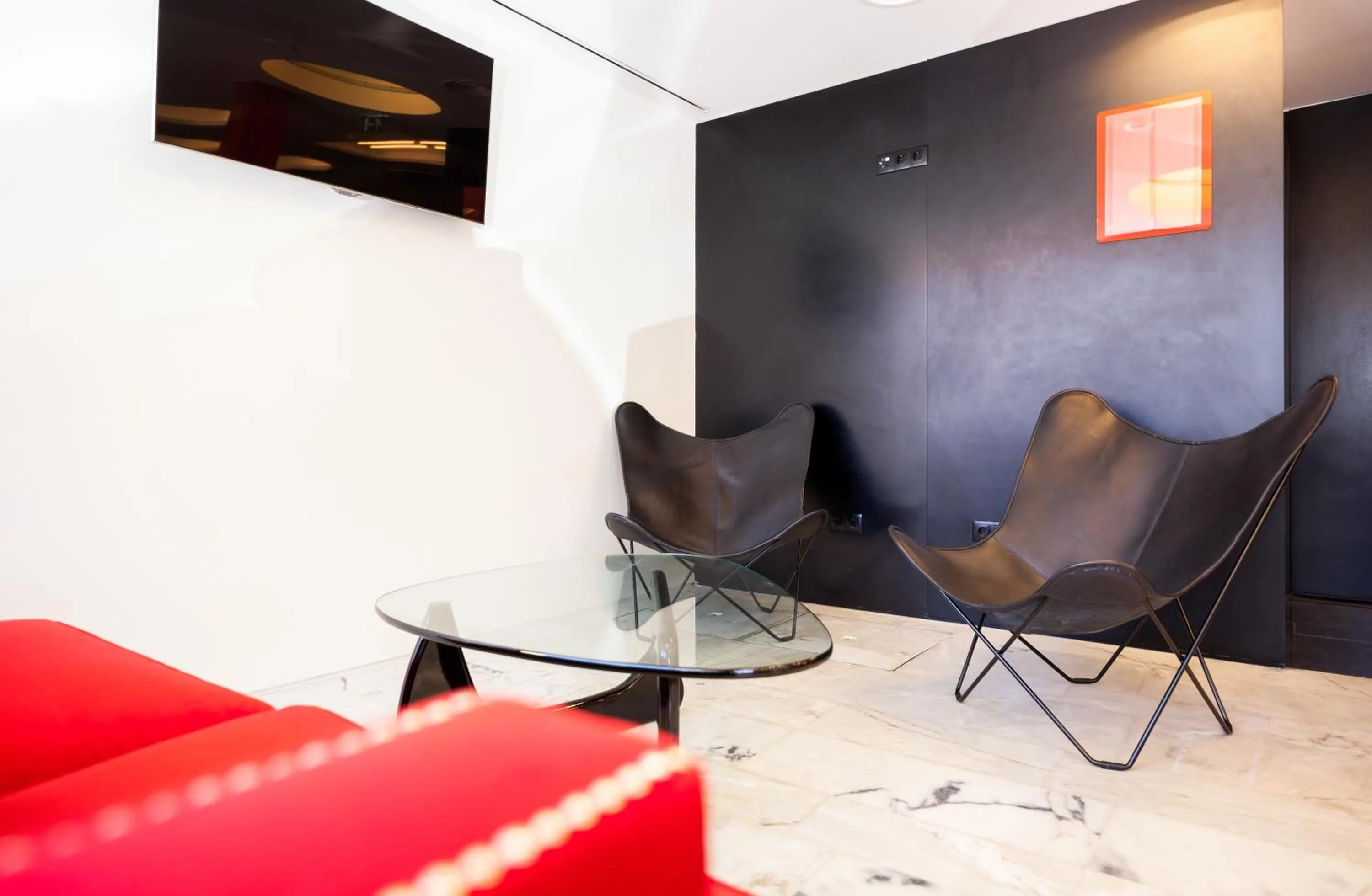 Communal lounge/ TV room in Faro Boutique Hotel