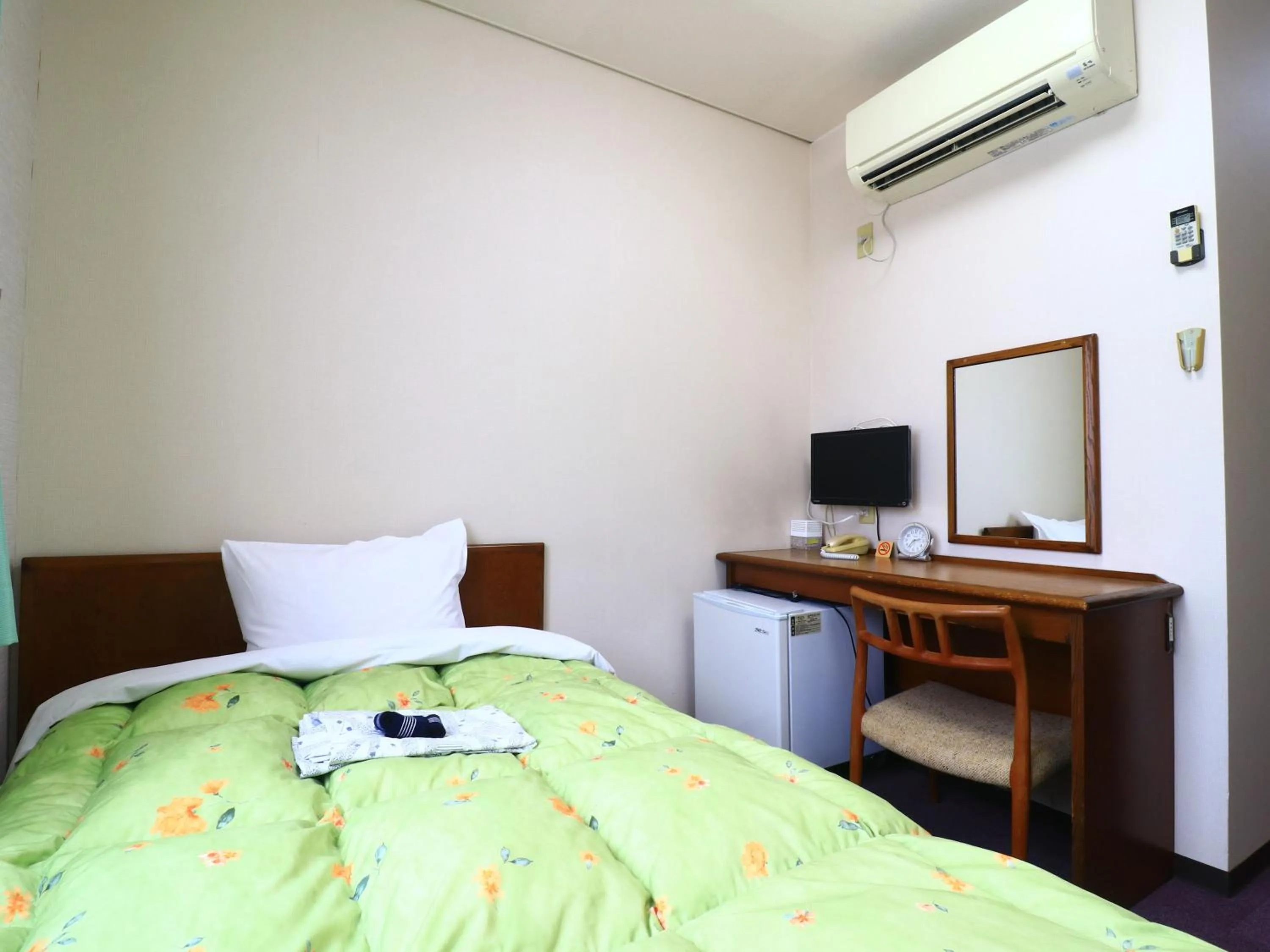 Photo of the whole room, Bed in Shinseto Station Hotel