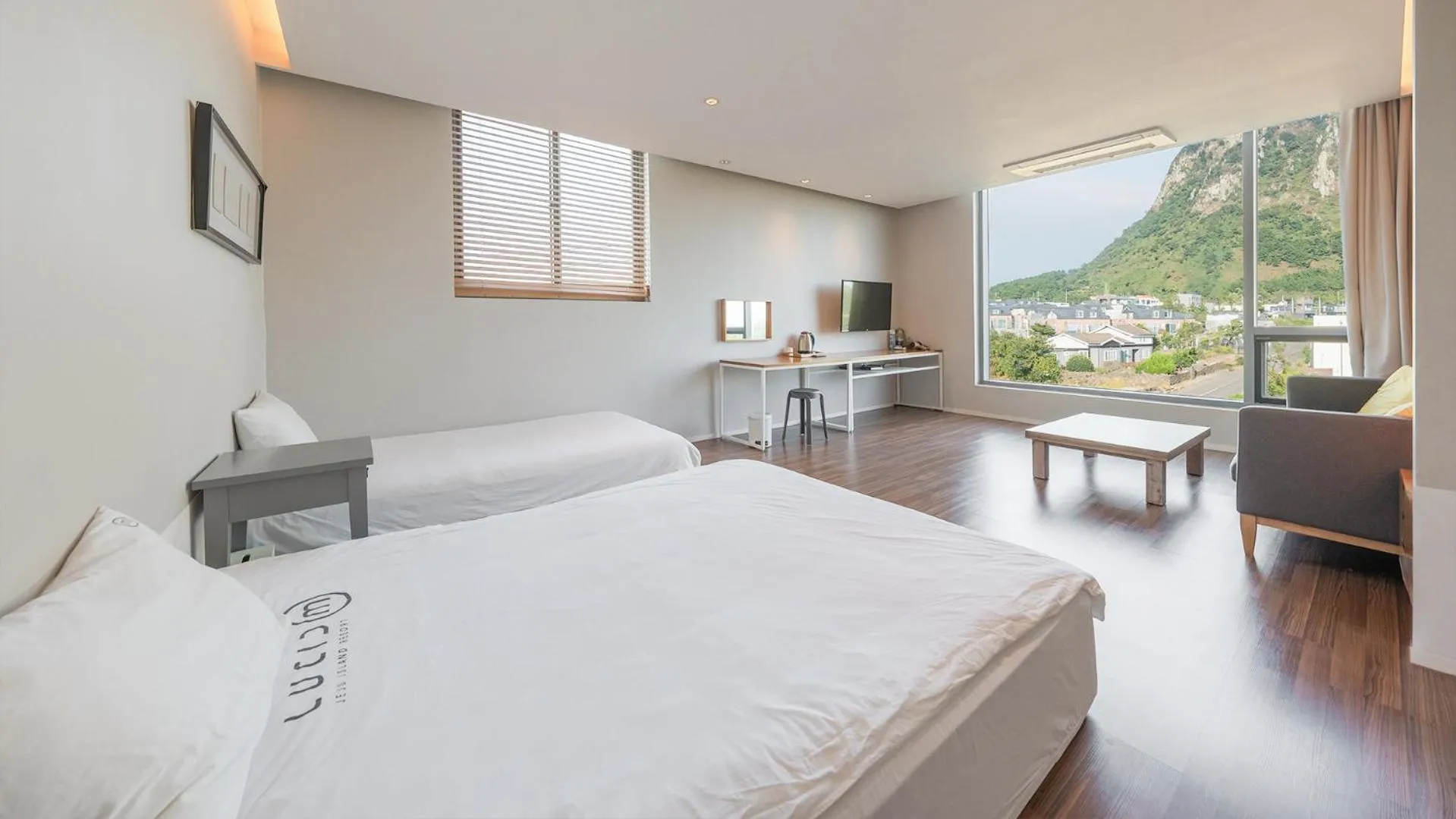 Mountain view, Bed in Lucid M