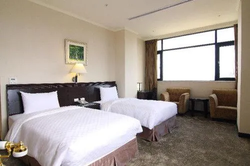 Photo of the whole room, Bed in Chong Yu Hotel