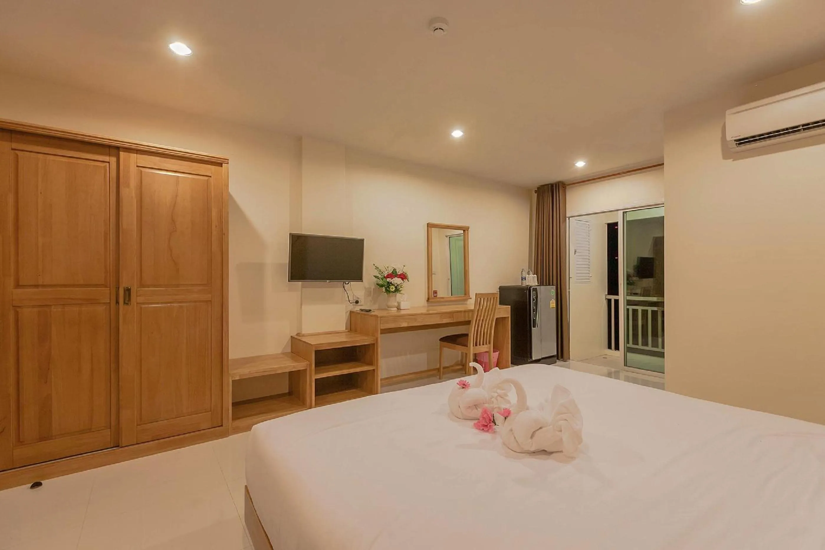 Photo of the whole room, Bed in JS Residence Krabi