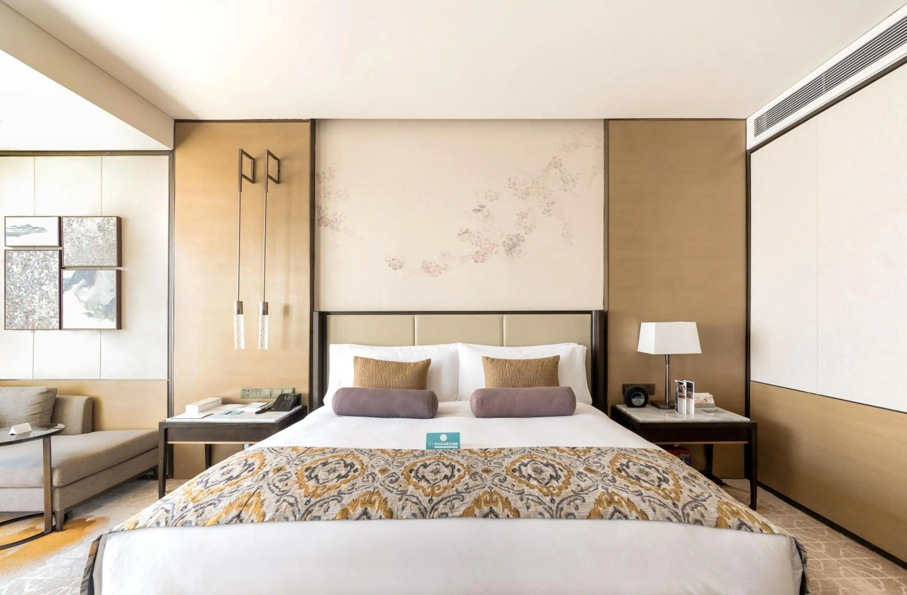 Bed in Meixi Lake Hotel, a Luxury Collection Hotel, Changsha