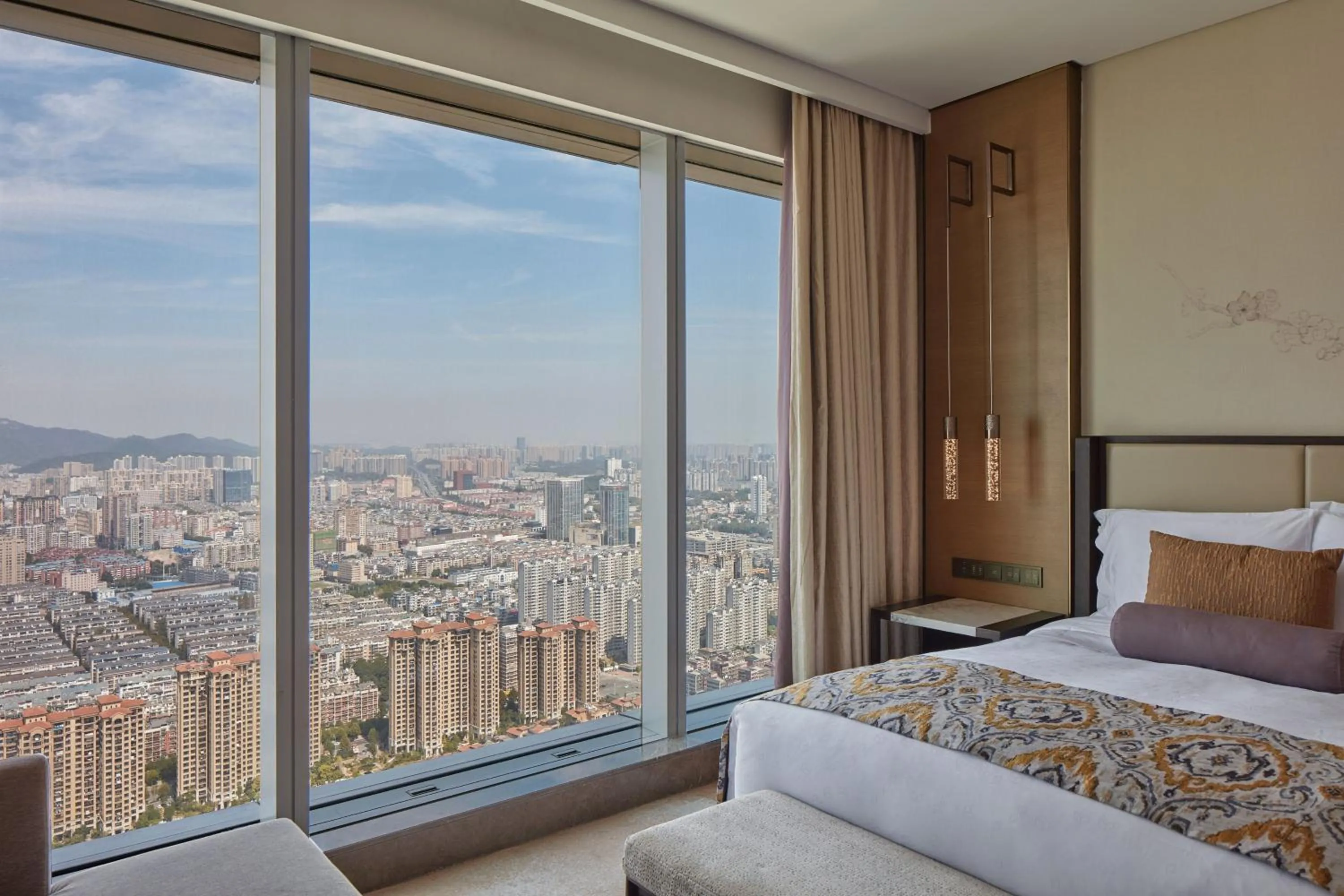 Photo of the whole room, Bed in Meixi Lake Hotel, a Luxury Collection Hotel, Changsha