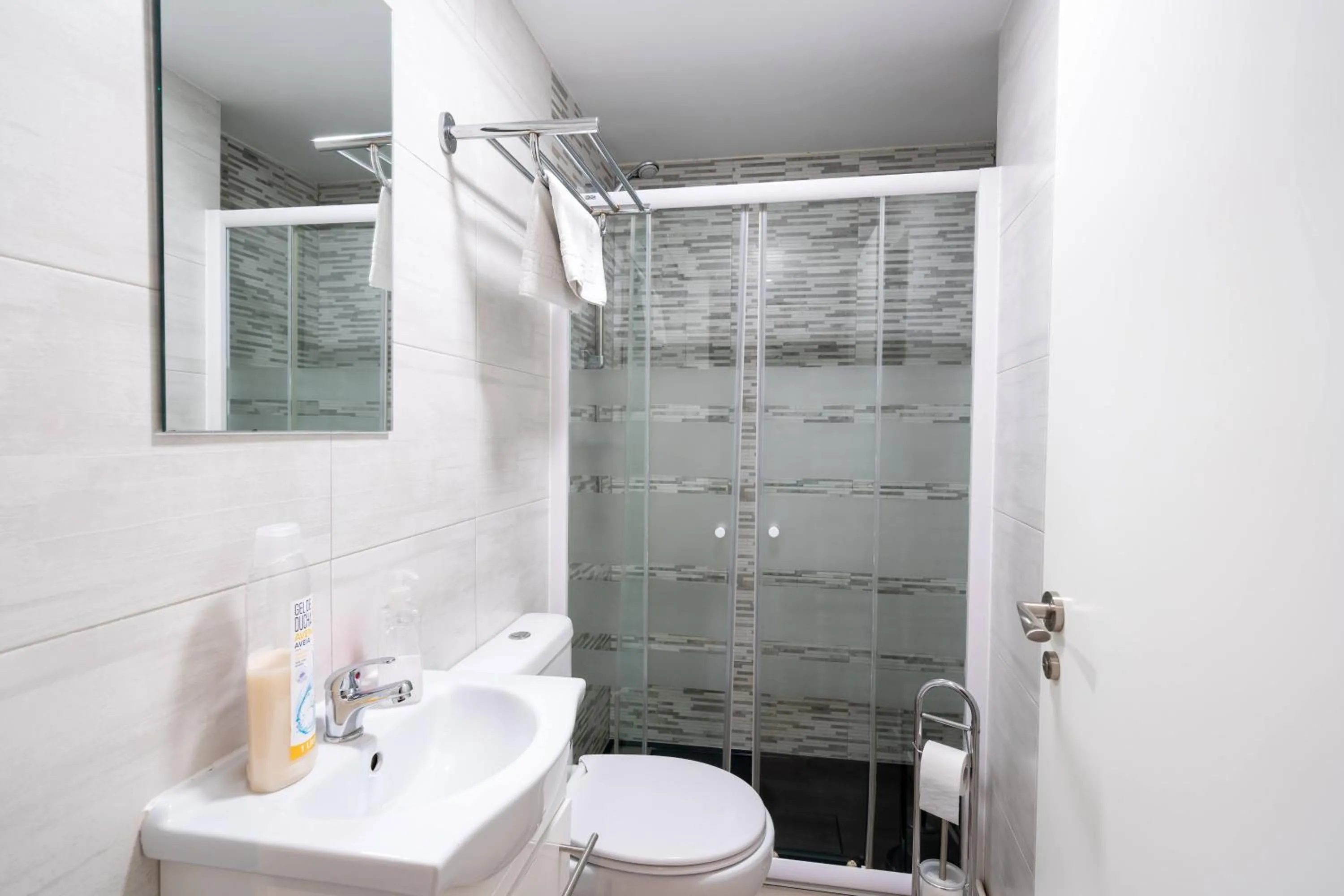 Shower in Apartamentos GO - Leopoldo Cano Center