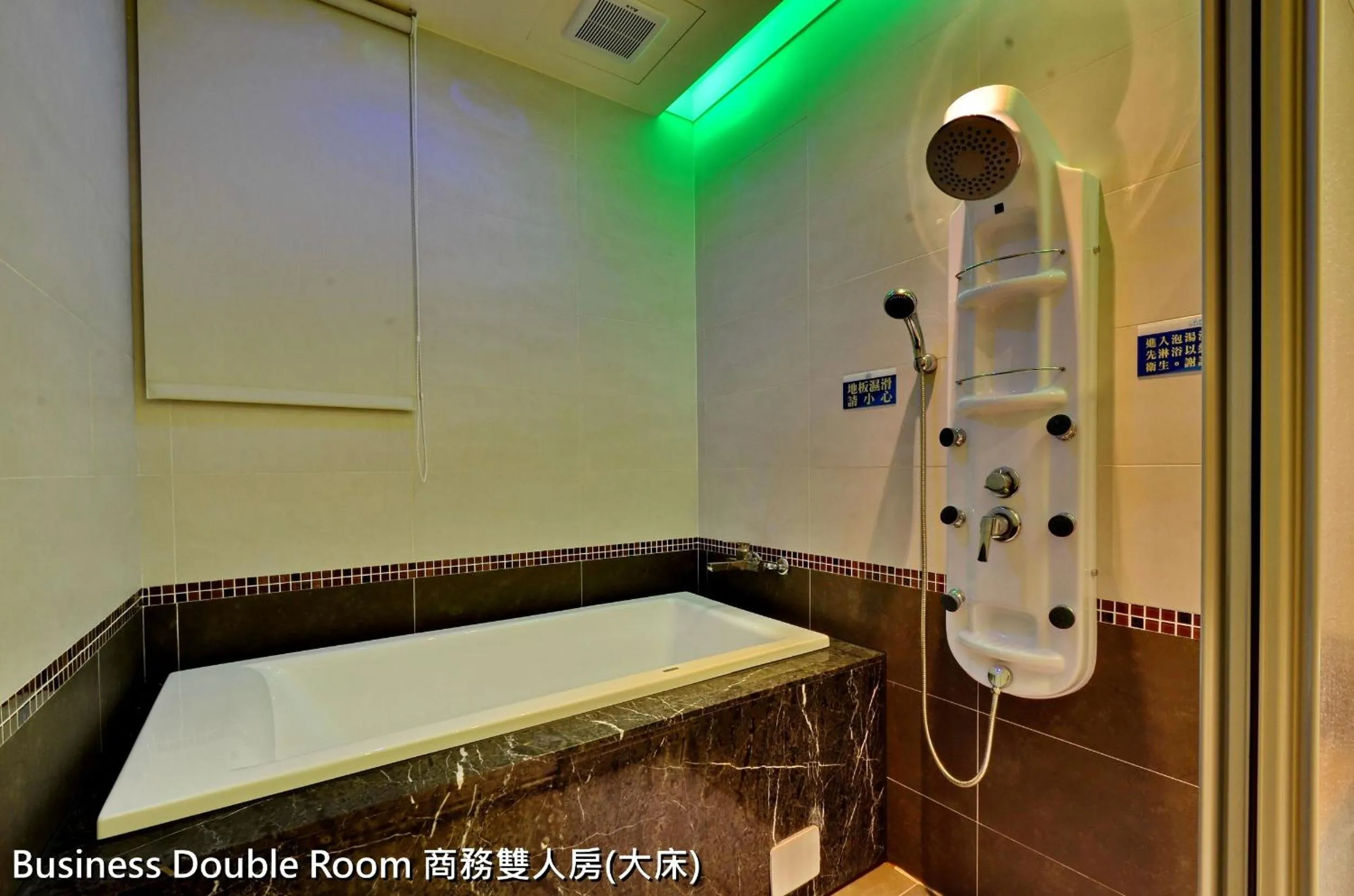 Bathroom in Zheng Yi Classic Hotel & Motel