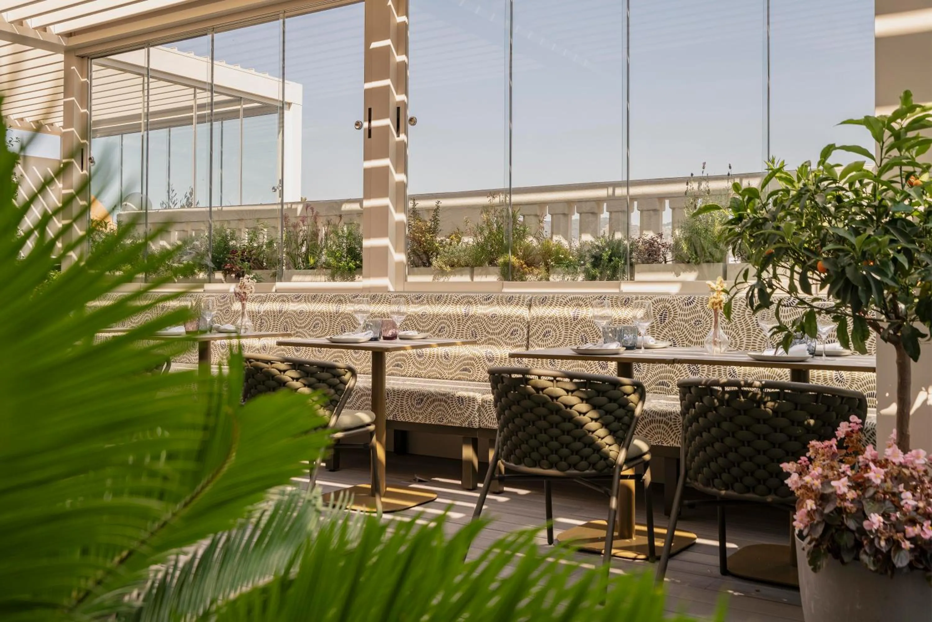 Restaurant/places to eat in Vincci Mae