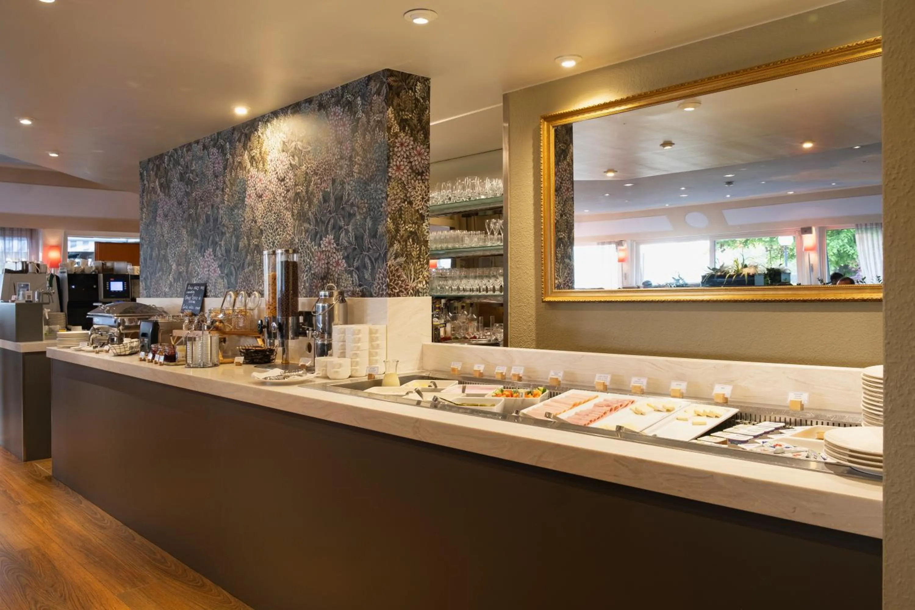 Breakfast in Hotel Parc Plaza