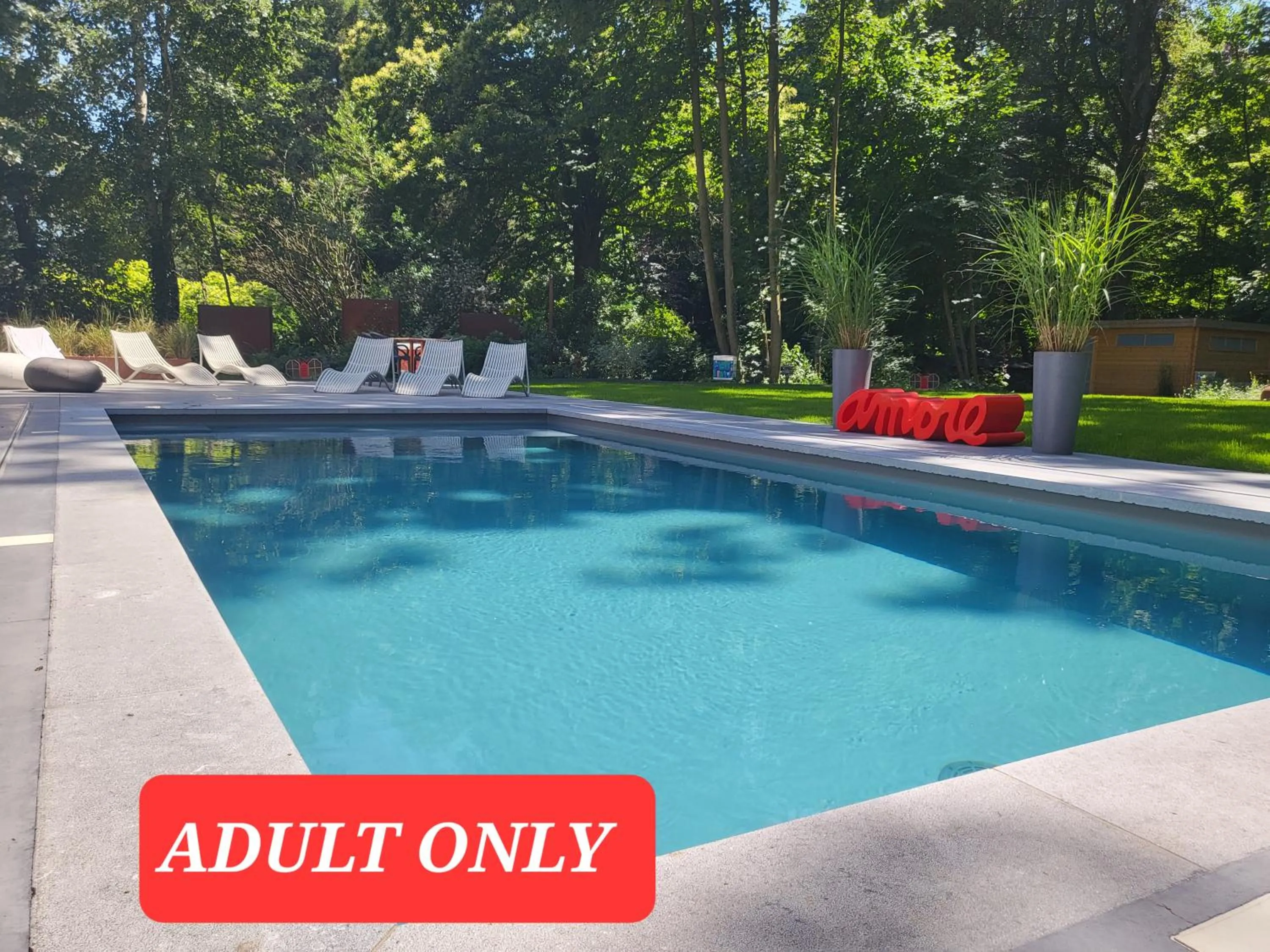 Swimming pool in Table et chambre particulière