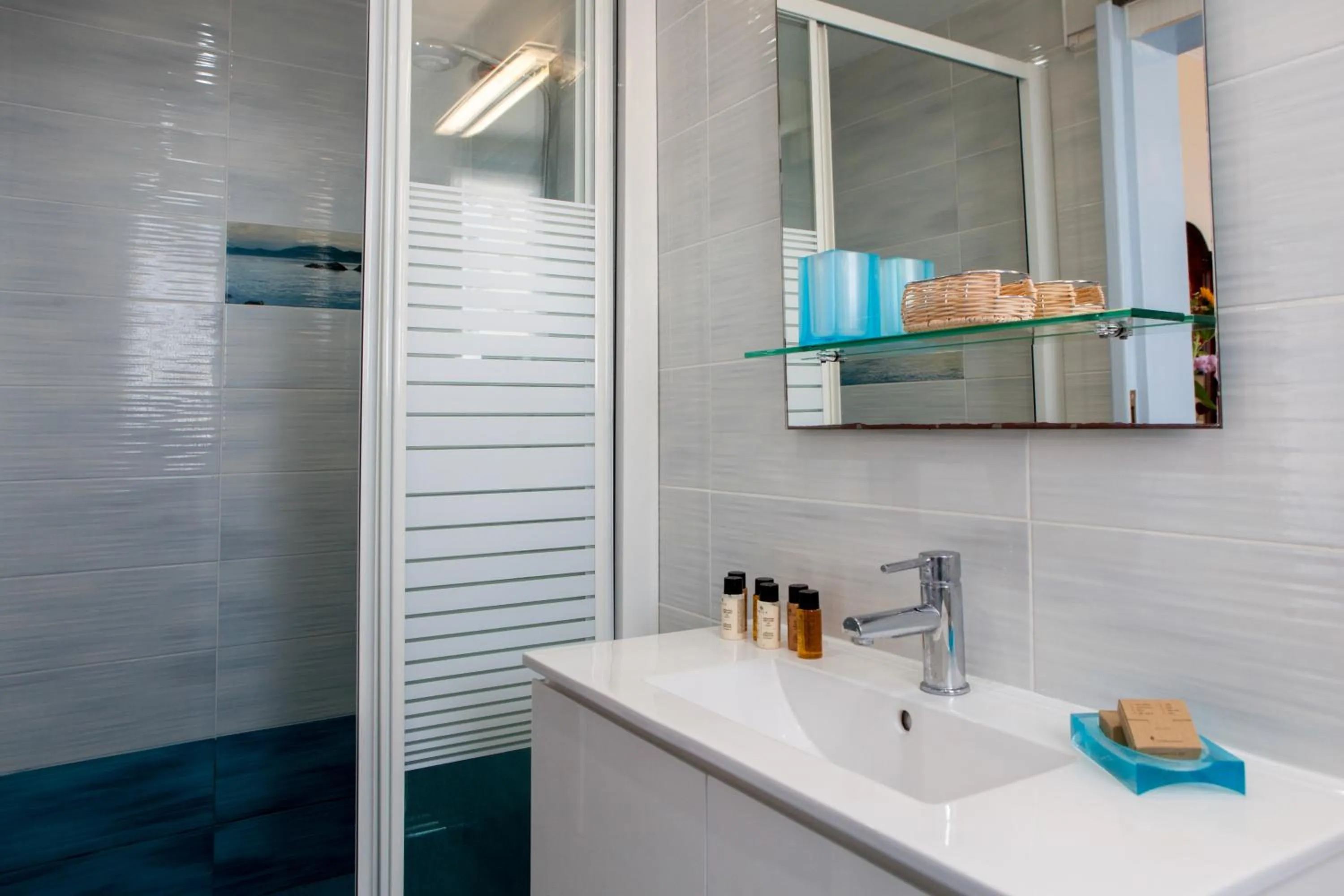 Shower in Luna Rossa Santorini